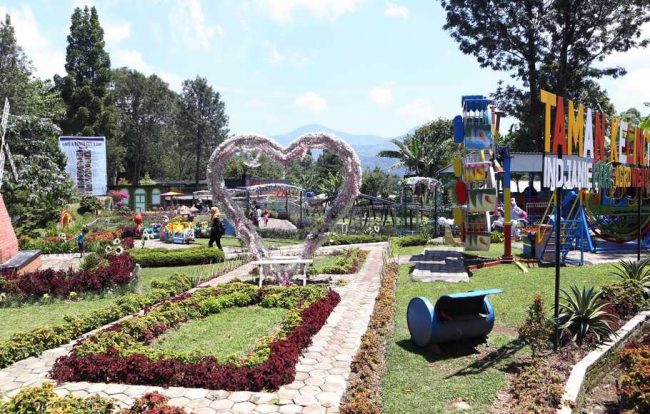 Agro Gunung Mas via Beritasatu, 1. Tempat Wisata di Bogor – Kebun Raya Bogor, 2. Tempat Wisata di Bogor – Istana Bogor, 3. Tempat Wisata di Bogor – Taman Safari, 4. Tempat Wisata di Bogor – Situ Gede, 5. Tempat Wisata di Bogor – Tirta Sanita Ciseeng, 6. Tempat Wisata di Bogor – Taman Mekarsari, 7. Tempat Wisata di Bogor – Kampung Budaya Sindangbarang, 8. Tempat Wisata di Bogor – Museum Zoologi Bogor, 9. Tempat Wisata di Bogor – Warso Farm, 10. Tempat Wisata di Bogor – Air Panas Ciparay, 11. Tempat Wisata di Bogor – Marcopolo Adventure, 12. Tempat Wisata di Bogor – Museum Etnobotani, 13. Tempat Wisata di Bogor – Museum Pembela Tanah Air, 14. Tempat Wisata di Bogor – Prasasti Batu Tulis, 15. Tempat Wisata di Bogor – The Jungle Water Adventure, 16. Tempat Wisata di Bogor – The Highland Park Resort, 17. Kolam Renang ZamZam Tirta – Ciomas, 18. Tempat Wisata di Bogor – Taman Wisata Matahari, 19. Tempat Wisata di Bogor – Agro Gunung Mas, 20. Tempat Wisata di Bogor – Taman Riung Gunung, 21. Tempat Wisata di Bogor – Gunung Pancar, 22. Tempat Wisata di Bogor – Air Terjun Bidadari, 23. Tempat Wisata di Bogor – Jungle Land Adventure Theme Park, 24. Tempat Wisata di Bogor – Taman Budaya Sentul, 25. Water Boom Yasmin Sport Center, 26. Curug Cibaliung, 27. Curug Cibaliung Rumah Pohon & Jembatan Kayu Gantung Curug Ciherang Jonggol, 28. Penangkaran Rusa Giri Jaya Cariu Bogor, 29. Little Venice Kota Bunga Puncak Bogor, 30. Curug Lembah Pelangi, 31. Kebun Wisata Pasirmukti, 32. Hutan Cifor, 33. Patung Buddha Tidur, 34. Puncak Paragaya, 35. Wisata Alam Curug Cipamingkis, 36. Penangkaran Elang Loji, 37. Gunung Batu Jonggol, 38. Gunung Munara Rumpin, 39. Gunung Kapur Klapanunggal, 40. Pemandian Air Panas Gunung Peyek, 41. Curug Country, 42. Fly Indonesia Paragliding, 43. Cimory Riverside