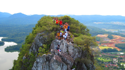 Bukit Tabur - Tempat Wisata di Kuala Lumpur, 1. Museum Kesenian Islam Malaysia, 2. Kuala Lumpur City Gallery, 3. Menara Kembar Petronas Malaysia, 4. Pusat Kota Kuala Lumpur (KLCC), 5. Bukit Bintang Walkway Malaysia (The Golden Triangle), 6. Jembatan Putrajaya Malaysia, 7. Taman Burung Kuala Lumpur, 8. Kuala Lumpur Convention Center, 9. Menara Kuala Lumpur (KL Tower), 10. Jalan Alor Malaysia, 11. National Mosque Malaysia (Masjid Negara), 12. Aquaria KLCC, 13. Sri Mahamariamman Malaysia, 14. Sultan Abdul Samad Building Malaysia, 15. Dataran Merdeka atau Merdeka Square Malaysia, 16. Berjaya Times Square Theme Park, 17. Masjid Jamek Malaysia, 18. Chinatown Kuala Lumpur, 19. Istana Negara Malaysia, 20. Berjaya Time Square Theme Park, 21. Batu Caves, 22. Lake Gardens (Taman Tasik Perdana), 23. Kuil Thean Hou, 24. Rumah Penghulu Abu Seman, 25. Lake Symphony – Kuala Lumpur, 26. Little India – Kuala Lumpur, 27. Railway Station and Administration Building, 28. District 21 Kuala Lumpur, 29. Petrosains Discovery Centre, 30. Kuala Lumpur National Zoo & Aquarium, 31. Wisata Religi Masjid Putrajaya, 32. Sunway Lagoon Theme Park, 33. Kuala Lumpur Forest Eco Park, 34. Istana Budaya, 35. Jalan Alor, 36. Pusat Sains Negara, 36. i-City Shah Alam, 37. Bukit Tabur, 38. Skytrex Adventure, 39. National Textile Museum, 40. Sin Sze Ya Temple, 42. Royal Malaysian Police Museum, 43. Kuala Lumpur Butterfly Park, 44. Pasar Seni, 45. Suria KLCC, 46. Taman Botani Perdana, 47. Genting Highlands, 48. Museum Negara Malaysia, 49. Taman KLCC, 50. Tugu Negara, 51. Bukit Nanas, 52. Planetarium Negara, 53. Istana Negara Kuala Lumpur, 54. Menara KL118, 55. Titiwangsa Lake Gardens, 56. Petronas Gallery, 57. KL Tower Mini Zoo, 58. KidZania Kuala Lumpur