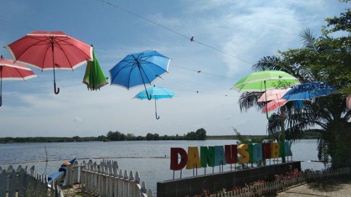 Danau Siombak via Tribunnews, 1. Tempat Wisata di Sumatera Utara – Danau Toba, 2. Air Terjun Telaga Dwi Warna Sibolangit, 3. Tempat Wisata di Sumatera Utara – Pulau Samosir, 4. Pantai Lagundri dan Pantai Sorake, 5. Tempat Wisata di Sumatera Utara – Air Terjun Sigura-gura, 6. Tempat Wisata di Sumatera Utara – Danau Siombak, 7. Tempat Wisata di Sumatera Utara – Bukit Gundaling, 8. Tempat Wisata di Sumatera Utara – Menara Air Tirtanadi, 9. Tempat Wisata di Sumatera Utara – Rumah Tjong A Fie, 10. Tempat Wisata di Sumatera Utara – Bukit Lawang, 11. Kampung Madras Medan /Kampung Keling, 12. Rahmat International Wildlife Museum & Gallery, 13. Tempat Wisata di Sumatera Utara – Gunung Sibayak, 14. Tempat Wisata di Sumatera Utara – Cagar Alam Sibolangit, 15. Tempat Wisata di Sumatera Utara – Danau Lau Kawar, 16. Tempat Wisata di Sumatera Utara – Taman Nasional Gunung Leuser, 17. Tempat Wisata di Sumatera Utara – Tangkahan, 18. Hillpark Sibolangit / Green Hill City, 19. Tempat Wisata di Sumatera Utara – Aek Sijorni, 20. Tempat Wisata di Sumatera Utara – Salju Panas Dolok Tinggi Raja, 21. Tempat Wisata di Sumatera Utara – Penangkaran Buaya Asam Kumbang, 22. Tempat Wisata di Sumatera Utara – Masjid Raya Medan, 23. Tempat Wisata di Sumatera Utara – Air Terjun Sipiso-piso, 24. Tempat Wisata di Sumatera Utara – Istana Maimun, 25. Tempat Wisata di Sumatera Utara – Danau Linting, 26. Tempat Wisata di Sumatera Utara – Maha Vihara Adhi Maitreya, 27. Tempat Wisata di Sumatera Utara – Pulau Nias, 28. Tempat Wisata di Sumatera Utara – Kota Tarutung, 29. Taman Wisata Rohani Salib Kasih, 30. Graha Santa Maria Annai Velangkanni, 31. Tempat Wisata di Sumatera Utara – Taman Alam Lumbini, 32. Pantai Cermin, 33. Pantai Gudang Garam, 34. Taman Mora Indah, 35. Hairos Waterpark, 36. Pantai Pondok Permai, 37. Arung Jeram Sungai Bingei, 38. Simalem Resort, 39. Menara Pandang Tele, 40. Merdeka Walk, 41. Museum Sumatera Utara, 42. Kampung Ladang Outbound, 43. Lihat Burung di Cemara Asri