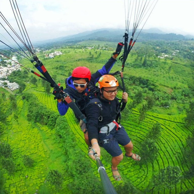 Fly Indonesia Paragliding, 1. Pura Parahyangan Jagatkarta, Bogor, 2. Taman Bunga Nusantara, 3. Curug Cilember, Bogor, 4. Danau Dora, Bogor, 5. Curug Hordeng, Bogor, 6. Pasar Ah Poong, Sentul Bogor, 7. Curug Cibaliung, Bogor, 8. Goa Agung Garunggang, 9. Rumah Pohon dan Jembatan Kayu Gantung Curug Ciherang Jonggol , 10. Little Venice Kota Bunga Puncak , 11. Penangkaran Rusa Giri Jaya Cariu , 12. The Jungle Water Adventure , 13. Curug Bidadari Sentul Paradise Park , 14. Taman Sakura Kebun Raya Cibodas , 15. Warso Farm, Bogor , 16. Rafting Sungai Cisadane , 17. Jungleland Adventure Theme Park , 18. Fly Indonesia Paragliding , 19. Gunung Pancar, Bogor , 20. Taman Safari Indonesia , 21. Taman Wisata Mekarsari, Bogor , 22. The High Land Park Resort (Mongolian Camp Bogor) , 23. Kampung Budaya Sindangbarang , 24. Taman Wisata Matahari di Bogor , 25. Bukit Alesano, Bogor , 26. Bika Bogor Talubi