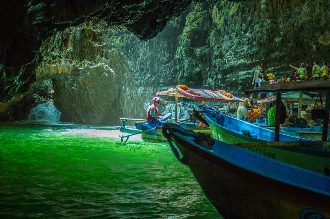 Green Canyon, 1. Tempat Wisata di Jawa Barat – Curug Cikaso, 2. Tempat Wisata di Jawa Barat – Pantai Pelabuhan Ratu, 3. Tempat Wisata di Jawa Barat – Taman Wisata Mekarsari, 4. Tempat Wisata di Jawa Barat – Taman Bunga Nusantara, 5. Tempat Wisata di Jawa Barat – Goa Buniayu, 6. Tempat Wisata di Jawa Barat – Pantai Pangandaran, 7. Tempat Wisata di Jawa Barat – Green Canyon, 8. Tempat Wisata di Jawa Barat – Arung Jeram Sungai Citarik, 9. Tempat Wisata di Jawa Barat – Arung Jeram Sungai Cicatih, 10. Tempat Wisata di Jawa Barat – Pantai Ujung Genteng, 11. Tempat Wisata di Jawa Barat – Gunung Tangkuban Perahu, 12. Tempat Wisata di Jawa Barat – Kawah Putih di Bandung , 13. Tempat Wisata di Jawa Barat – Situ Patengan, 14. Tempat Wisata di Jawa Barat – Kebun Raya Bogor, 15. Tempat Wisata di Jawa Barat – Trans Studio Bandung, 16. Taman Safari Bogor, 17. Wisata Alam Maribaya di Bandung Utara, 18. De’Ranch di Bandung Utara, 19. Floating Market di Bandung Utara, 20. Wisata Air Panas Ciater, 21. Mega Wisata Icakan Ciamis