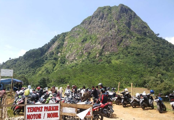 Gunung Batu Jonggol, 1. Tempat Wisata di Bogor – Kebun Raya Bogor, 2. Tempat Wisata di Bogor – Istana Bogor, 3. Tempat Wisata di Bogor – Taman Safari, 4. Tempat Wisata di Bogor – Situ Gede, 5. Tempat Wisata di Bogor – Tirta Sanita Ciseeng, 6. Tempat Wisata di Bogor – Taman Mekarsari, 7. Tempat Wisata di Bogor – Kampung Budaya Sindangbarang, 8. Tempat Wisata di Bogor – Museum Zoologi Bogor, 9. Tempat Wisata di Bogor – Warso Farm, 10. Tempat Wisata di Bogor – Air Panas Ciparay, 11. Tempat Wisata di Bogor – Marcopolo Adventure, 12. Tempat Wisata di Bogor – Museum Etnobotani, 13. Tempat Wisata di Bogor – Museum Pembela Tanah Air, 14. Tempat Wisata di Bogor – Prasasti Batu Tulis, 15. Tempat Wisata di Bogor – The Jungle Water Adventure, 16. Tempat Wisata di Bogor – The Highland Park Resort, 17. Kolam Renang ZamZam Tirta – Ciomas, 18. Tempat Wisata di Bogor – Taman Wisata Matahari, 19. Tempat Wisata di Bogor – Agro Gunung Mas, 20. Tempat Wisata di Bogor – Taman Riung Gunung, 21. Tempat Wisata di Bogor – Gunung Pancar, 22. Tempat Wisata di Bogor – Air Terjun Bidadari, 23. Tempat Wisata di Bogor – Jungle Land Adventure Theme Park, 24. Tempat Wisata di Bogor – Taman Budaya Sentul, 25. Water Boom Yasmin Sport Center, 26. Curug Cibaliung, 27. Curug Cibaliung Rumah Pohon & Jembatan Kayu Gantung Curug Ciherang Jonggol, 28. Penangkaran Rusa Giri Jaya Cariu Bogor, 29. Little Venice Kota Bunga Puncak Bogor, 30. Curug Lembah Pelangi, 31. Kebun Wisata Pasirmukti, 32. Hutan Cifor, 33. Patung Buddha Tidur, 34. Puncak Paragaya, 35. Wisata Alam Curug Cipamingkis, 36. Penangkaran Elang Loji, 37. Gunung Batu Jonggol, 38. Gunung Munara Rumpin, 39. Gunung Kapur Klapanunggal, 40. Pemandian Air Panas Gunung Peyek, 41. Curug Country, 42. Fly Indonesia Paragliding, 43. Cimory Riverside