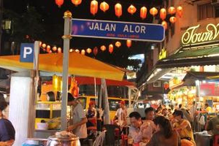 Jalan Alor via Kompas - Tempat Wisata di Kuala Lumpur, 1. Museum Kesenian Islam Malaysia, 2. Kuala Lumpur City Gallery, 3. Menara Kembar Petronas Malaysia, 4. Pusat Kota Kuala Lumpur (KLCC), 5. Bukit Bintang Walkway Malaysia (The Golden Triangle), 6. Jembatan Putrajaya Malaysia, 7. Taman Burung Kuala Lumpur, 8. Kuala Lumpur Convention Center, 9. Menara Kuala Lumpur (KL Tower), 10. Jalan Alor Malaysia, 11. National Mosque Malaysia (Masjid Negara), 12. Aquaria KLCC, 13. Sri Mahamariamman Malaysia, 14. Sultan Abdul Samad Building Malaysia, 15. Dataran Merdeka atau Merdeka Square Malaysia, 16. Berjaya Times Square Theme Park, 17. Masjid Jamek Malaysia, 18. Chinatown Kuala Lumpur, 19. Istana Negara Malaysia, 20. Berjaya Time Square Theme Park, 21. Batu Caves, 22. Lake Gardens (Taman Tasik Perdana), 23. Kuil Thean Hou, 24. Rumah Penghulu Abu Seman, 25. Lake Symphony – Kuala Lumpur, 26. Little India – Kuala Lumpur, 27. Railway Station and Administration Building, 28. District 21 Kuala Lumpur, 29. Petrosains Discovery Centre, 30. Kuala Lumpur National Zoo & Aquarium, 31. Wisata Religi Masjid Putrajaya, 32. Sunway Lagoon Theme Park, 33. Kuala Lumpur Forest Eco Park, 34. Istana Budaya, 35. Jalan Alor, 36. Pusat Sains Negara, 36. i-City Shah Alam, 37. Bukit Tabur, 38. Skytrex Adventure, 39. National Textile Museum, 40. Sin Sze Ya Temple, 42. Royal Malaysian Police Museum, 43. Kuala Lumpur Butterfly Park, 44. Pasar Seni, 45. Suria KLCC, 46. Taman Botani Perdana, 47. Genting Highlands, 48. Museum Negara Malaysia, 49. Taman KLCC, 50. Tugu Negara, 51. Bukit Nanas, 52. Planetarium Negara, 53. Istana Negara Kuala Lumpur, 54. Menara KL118, 55. Titiwangsa Lake Gardens, 56. Petronas Gallery, 57. KL Tower Mini Zoo, 58. KidZania Kuala Lumpur