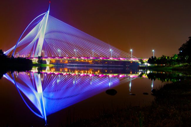 Jembatan Putrajaya Malaysia, 1. Museum Kesenian Islam Malaysia, 2. Kuala Lumpur City Gallery, 3. Menara Kembar Petronas Malaysia, 4. Pusat Kota Kuala Lumpur (KLCC), 5. Bukit Bintang Walkway Malaysia (The Golden Triangle), 6. Jembatan Putrajaya Malaysia, 7. Taman Burung Kuala Lumpur, 8. Kuala Lumpur Convention Center, 9. Menara Kuala Lumpur (KL Tower), 10. Jalan Alor Malaysia, 11. National Mosque Malaysia (Masjid Negara), 12. Aquaria KLCC, 13. Sri Mahamariamman Malaysia, 14. Sultan Abdul Samad Building Malaysia, 15. Dataran Merdeka atau Merdeka Square Malaysia, 16. Berjaya Times Square Theme Park, 17. Masjid Jamek Malaysia, 18. Chinatown Kuala Lumpur, 19. Istana Negara Malaysia, 20. Berjaya Time Square Theme Park, 21. Batu Caves, 22. Lake Gardens (Taman Tasik Perdana), 23. Kuil Thean Hou, 24. Rumah Penghulu Abu Seman, 25. Lake Symphony – Kuala Lumpur, 26. Little India – Kuala Lumpur, 27. Railway Station and Administration Building, 28. District 21 Kuala Lumpur, 29. Petrosains Discovery Centre, 30. Kuala Lumpur National Zoo & Aquarium, 31. Wisata Religi Masjid Putrajaya, 32. Sunway Lagoon Theme Park, 33. Kuala Lumpur Forest Eco Park, 34. Istana Budaya, 35. Jalan Alor, 36. Pusat Sains Negara, 36. i-City Shah Alam, 37. Bukit Tabur, 38. Skytrex Adventure, 39. National Textile Museum, 40. Sin Sze Ya Temple, 42. Royal Malaysian Police Museum, 43. Kuala Lumpur Butterfly Park, 44. Pasar Seni, 45. Suria KLCC, 46. Taman Botani Perdana, 47. Genting Highlands, 48. Museum Negara Malaysia, 49. Taman KLCC, 50. Tugu Negara, 51. Bukit Nanas, 52. Planetarium Negara, 53. Istana Negara Kuala Lumpur, 54. Menara KL118, 55. Titiwangsa Lake Gardens, 56. Petronas Gallery, 57. KL Tower Mini Zoo, 58. KidZania Kuala Lumpur