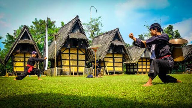 Kampung Budaya Sindangbarang, 1. Pura Parahyangan Jagatkarta, Bogor, 2. Taman Bunga Nusantara, 3. Curug Cilember, Bogor, 4. Danau Dora, Bogor, 5. Curug Hordeng, Bogor, 6. Pasar Ah Poong, Sentul Bogor, 7. Curug Cibaliung, Bogor, 8. Goa Agung Garunggang, 9. Rumah Pohon dan Jembatan Kayu Gantung Curug Ciherang Jonggol , 10. Little Venice Kota Bunga Puncak , 11. Penangkaran Rusa Giri Jaya Cariu , 12. The Jungle Water Adventure , 13. Curug Bidadari Sentul Paradise Park , 14. Taman Sakura Kebun Raya Cibodas , 15. Warso Farm, Bogor , 16. Rafting Sungai Cisadane , 17. Jungleland Adventure Theme Park , 18. Fly Indonesia Paragliding , 19. Gunung Pancar, Bogor , 20. Taman Safari Indonesia , 21. Taman Wisata Mekarsari, Bogor , 22. The High Land Park Resort (Mongolian Camp Bogor) , 23. Kampung Budaya Sindangbarang , 24. Taman Wisata Matahari di Bogor , 25. Bukit Alesano, Bogor , 26. Bika Bogor Talubi