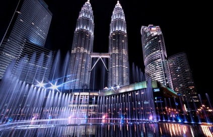 1. Museum Kesenian Islam Malaysia, 2. Kuala Lumpur City Gallery, 3. Menara Kembar Petronas Malaysia, 4. Pusat Kota Kuala Lumpur (KLCC), 5. Bukit Bintang Walkway Malaysia (The Golden Triangle), 6. Jembatan Putrajaya Malaysia, 7. Taman Burung Kuala Lumpur, 8. Kuala Lumpur Convention Center, 9. Menara Kuala Lumpur (KL Tower), 10. Jalan Alor Malaysia, 11. National Mosque Malaysia (Masjid Negara), 12. Aquaria KLCC, 13. Sri Mahamariamman Malaysia, 14. Sultan Abdul Samad Building Malaysia, 15. Dataran Merdeka atau Merdeka Square Malaysia, 16. Berjaya Times Square Theme Park, 17. Masjid Jamek Malaysia, 18. Chinatown Kuala Lumpur, 19. Istana Negara Malaysia, 20. Berjaya Time Square Theme Park, 21. Batu Caves, 22. Lake Gardens (Taman Tasik Perdana), 23. Kuil Thean Hou, 24. Rumah Penghulu Abu Seman, 25. Lake Symphony – Kuala Lumpur, 26. Little India – Kuala Lumpur, 27. Railway Station and Administration Building, 28. District 21 Kuala Lumpur, 29. Petrosains Discovery Centre, 30. Kuala Lumpur National Zoo & Aquarium, 31. Wisata Religi Masjid Putrajaya, 32. Sunway Lagoon Theme Park, 33. Kuala Lumpur Forest Eco Park, 34. Istana Budaya, 35. Jalan Alor, 36. Pusat Sains Negara, 36. i-City Shah Alam, 37. Bukit Tabur, 38. Skytrex Adventure, 39. National Textile Museum, 40. Sin Sze Ya Temple, 42. Royal Malaysian Police Museum, 43. Kuala Lumpur Butterfly Park, 44. Pasar Seni, 45. Suria KLCC, 46. Taman Botani Perdana, 47. Genting Highlands, 48. Museum Negara Malaysia, 49. Taman KLCC, 50. Tugu Negara, 51. Bukit Nanas, 52. Planetarium Negara, 53. Istana Negara Kuala Lumpur, 54. Menara KL118, 55. Titiwangsa Lake Gardens, 56. Petronas Gallery, 57. KL Tower Mini Zoo, 58. KidZania Kuala Lumpur