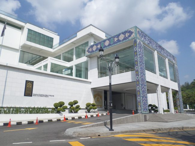 Museum Kesenian Islam Malaysia, 1. Museum Kesenian Islam Malaysia, 2. Kuala Lumpur City Gallery, 3. Menara Kembar Petronas Malaysia, 4. Pusat Kota Kuala Lumpur (KLCC), 5. Bukit Bintang Walkway Malaysia (The Golden Triangle), 6. Jembatan Putrajaya Malaysia, 7. Taman Burung Kuala Lumpur, 8. Kuala Lumpur Convention Center, 9. Menara Kuala Lumpur (KL Tower), 10. Jalan Alor Malaysia, 11. National Mosque Malaysia (Masjid Negara), 12. Aquaria KLCC, 13. Sri Mahamariamman Malaysia, 14. Sultan Abdul Samad Building Malaysia, 15. Dataran Merdeka atau Merdeka Square Malaysia, 16. Berjaya Times Square Theme Park, 17. Masjid Jamek Malaysia, 18. Chinatown Kuala Lumpur, 19. Istana Negara Malaysia, 20. Berjaya Time Square Theme Park, 21. Batu Caves, 22. Lake Gardens (Taman Tasik Perdana), 23. Kuil Thean Hou, 24. Rumah Penghulu Abu Seman, 25. Lake Symphony – Kuala Lumpur, 26. Little India – Kuala Lumpur, 27. Railway Station and Administration Building, 28. District 21 Kuala Lumpur, 29. Petrosains Discovery Centre, 30. Kuala Lumpur National Zoo & Aquarium, 31. Wisata Religi Masjid Putrajaya, 32. Sunway Lagoon Theme Park, 33. Kuala Lumpur Forest Eco Park, 34. Istana Budaya, 35. Jalan Alor, 36. Pusat Sains Negara, 36. i-City Shah Alam, 37. Bukit Tabur, 38. Skytrex Adventure, 39. National Textile Museum, 40. Sin Sze Ya Temple, 42. Royal Malaysian Police Museum, 43. Kuala Lumpur Butterfly Park, 44. Pasar Seni, 45. Suria KLCC, 46. Taman Botani Perdana, 47. Genting Highlands, 48. Museum Negara Malaysia, 49. Taman KLCC, 50. Tugu Negara, 51. Bukit Nanas, 52. Planetarium Negara, 53. Istana Negara Kuala Lumpur, 54. Menara KL118, 55. Titiwangsa Lake Gardens, 56. Petronas Gallery, 57. KL Tower Mini Zoo, 58. KidZania Kuala Lumpur