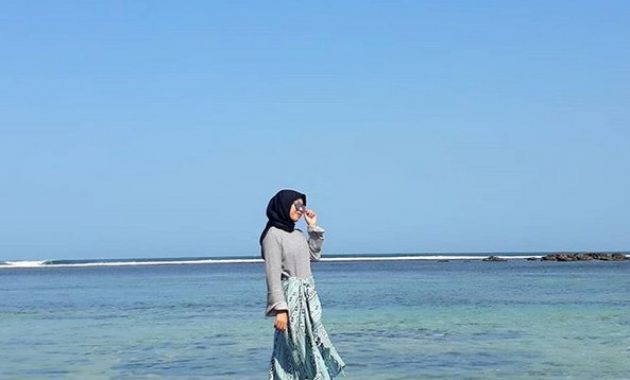 Pantai Ujung Genteng, 1. Tempat Wisata di Jawa Barat – Curug Cikaso, 2. Tempat Wisata di Jawa Barat – Pantai Pelabuhan Ratu, 3. Tempat Wisata di Jawa Barat – Taman Wisata Mekarsari, 4. Tempat Wisata di Jawa Barat – Taman Bunga Nusantara, 5. Tempat Wisata di Jawa Barat – Goa Buniayu, 6. Tempat Wisata di Jawa Barat – Pantai Pangandaran, 7. Tempat Wisata di Jawa Barat – Green Canyon, 8. Tempat Wisata di Jawa Barat – Arung Jeram Sungai Citarik, 9. Tempat Wisata di Jawa Barat – Arung Jeram Sungai Cicatih, 10. Tempat Wisata di Jawa Barat – Pantai Ujung Genteng, 11. Tempat Wisata di Jawa Barat – Gunung Tangkuban Perahu, 12. Tempat Wisata di Jawa Barat – Kawah Putih di Bandung , 13. Tempat Wisata di Jawa Barat – Situ Patengan, 14. Tempat Wisata di Jawa Barat – Kebun Raya Bogor, 15. Tempat Wisata di Jawa Barat – Trans Studio Bandung, 16. Taman Safari Bogor, 17. Wisata Alam Maribaya di Bandung Utara, 18. De’Ranch di Bandung Utara, 19. Floating Market di Bandung Utara, 20. Wisata Air Panas Ciater, 21. Mega Wisata Icakan Ciamis