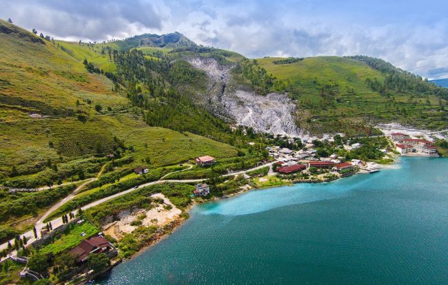 Pulau Samosir via shutterstock, 1. Parapat, 2. Pulau Samosir, 3. Pantai Lumban Slilintong Balige, 4. Kebun Bunga Sapo Juma Tongging, 5. Puncak Sidiangkat, Sidikalang, 6. Inna Parapat Hotel, 7. Gunung Pusuk Buhit, 8. Bukit Gajah Bobok, 9. Bukit Holbung Samosir, 10. Bukit Siadtaras, 11. Lembah Bakkara, 12. Kapal Pesiar Danau Toba, 13. Air Terjun Situmurun Binangalom, 14. Air Terjun Turunan Bolon, 15. Bukit Indah Simarjarunjung, 16. Desa Wisata Tomok, 17. Desa Tuktuk Siadong, 18. Pantai Batu Hoda, 19. Tanjung Unta, 20. Pantai Paropo, 21. Aek Rangat Pangururan, 22. Pemandian Bukit Gibeon, 23. Gunung Sibuatan
