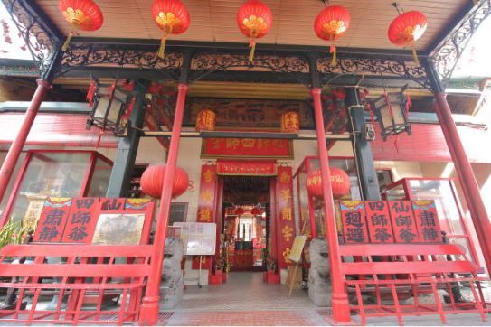Sin Sze Ya Temple via Pinterest - Tempat Wisata di Kuala Lumpur, 1. Museum Kesenian Islam Malaysia, 2. Kuala Lumpur City Gallery, 3. Menara Kembar Petronas Malaysia, 4. Pusat Kota Kuala Lumpur (KLCC), 5. Bukit Bintang Walkway Malaysia (The Golden Triangle), 6. Jembatan Putrajaya Malaysia, 7. Taman Burung Kuala Lumpur, 8. Kuala Lumpur Convention Center, 9. Menara Kuala Lumpur (KL Tower), 10. Jalan Alor Malaysia, 11. National Mosque Malaysia (Masjid Negara), 12. Aquaria KLCC, 13. Sri Mahamariamman Malaysia, 14. Sultan Abdul Samad Building Malaysia, 15. Dataran Merdeka atau Merdeka Square Malaysia, 16. Berjaya Times Square Theme Park, 17. Masjid Jamek Malaysia, 18. Chinatown Kuala Lumpur, 19. Istana Negara Malaysia, 20. Berjaya Time Square Theme Park, 21. Batu Caves, 22. Lake Gardens (Taman Tasik Perdana), 23. Kuil Thean Hou, 24. Rumah Penghulu Abu Seman, 25. Lake Symphony – Kuala Lumpur, 26. Little India – Kuala Lumpur, 27. Railway Station and Administration Building, 28. District 21 Kuala Lumpur, 29. Petrosains Discovery Centre, 30. Kuala Lumpur National Zoo & Aquarium, 31. Wisata Religi Masjid Putrajaya, 32. Sunway Lagoon Theme Park, 33. Kuala Lumpur Forest Eco Park, 34. Istana Budaya, 35. Jalan Alor, 36. Pusat Sains Negara, 36. i-City Shah Alam, 37. Bukit Tabur, 38. Skytrex Adventure, 39. National Textile Museum, 40. Sin Sze Ya Temple, 42. Royal Malaysian Police Museum, 43. Kuala Lumpur Butterfly Park, 44. Pasar Seni, 45. Suria KLCC, 46. Taman Botani Perdana, 47. Genting Highlands, 48. Museum Negara Malaysia, 49. Taman KLCC, 50. Tugu Negara, 51. Bukit Nanas, 52. Planetarium Negara, 53. Istana Negara Kuala Lumpur, 54. Menara KL118, 55. Titiwangsa Lake Gardens, 56. Petronas Gallery, 57. KL Tower Mini Zoo, 58. KidZania Kuala Lumpur