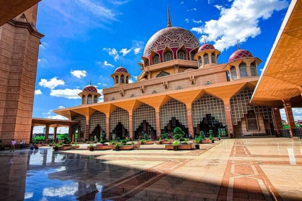 Wisata Religi Masjid Putrajaya - Tempat Wisata di Kuala Lumpur, 1. Museum Kesenian Islam Malaysia, 2. Kuala Lumpur City Gallery, 3. Menara Kembar Petronas Malaysia, 4. Pusat Kota Kuala Lumpur (KLCC), 5. Bukit Bintang Walkway Malaysia (The Golden Triangle), 6. Jembatan Putrajaya Malaysia, 7. Taman Burung Kuala Lumpur, 8. Kuala Lumpur Convention Center, 9. Menara Kuala Lumpur (KL Tower), 10. Jalan Alor Malaysia, 11. National Mosque Malaysia (Masjid Negara), 12. Aquaria KLCC, 13. Sri Mahamariamman Malaysia, 14. Sultan Abdul Samad Building Malaysia, 15. Dataran Merdeka atau Merdeka Square Malaysia, 16. Berjaya Times Square Theme Park, 17. Masjid Jamek Malaysia, 18. Chinatown Kuala Lumpur, 19. Istana Negara Malaysia, 20. Berjaya Time Square Theme Park, 21. Batu Caves, 22. Lake Gardens (Taman Tasik Perdana), 23. Kuil Thean Hou, 24. Rumah Penghulu Abu Seman, 25. Lake Symphony – Kuala Lumpur, 26. Little India – Kuala Lumpur, 27. Railway Station and Administration Building, 28. District 21 Kuala Lumpur, 29. Petrosains Discovery Centre, 30. Kuala Lumpur National Zoo & Aquarium, 31. Wisata Religi Masjid Putrajaya, 32. Sunway Lagoon Theme Park, 33. Kuala Lumpur Forest Eco Park, 34. Istana Budaya, 35. Jalan Alor, 36. Pusat Sains Negara, 36. i-City Shah Alam, 37. Bukit Tabur, 38. Skytrex Adventure, 39. National Textile Museum, 40. Sin Sze Ya Temple, 42. Royal Malaysian Police Museum, 43. Kuala Lumpur Butterfly Park, 44. Pasar Seni, 45. Suria KLCC, 46. Taman Botani Perdana, 47. Genting Highlands, 48. Museum Negara Malaysia, 49. Taman KLCC, 50. Tugu Negara, 51. Bukit Nanas, 52. Planetarium Negara, 53. Istana Negara Kuala Lumpur, 54. Menara KL118, 55. Titiwangsa Lake Gardens, 56. Petronas Gallery, 57. KL Tower Mini Zoo, 58. KidZania Kuala Lumpur