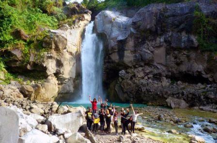 Air Terjun Mangku Sakti Lombok, 1. Gunung Rinjani Lombok, 2. Wisata Pantai Kuta Lombok, 3. Wisata Desert Point (Bangko-Bangko) Lombok, 4. Gili Kondo, 5. Wisata Pantai Senggigi Lombok, 6. Wisata Gili Air, Gili Meno, dan Gili Trawangan di Lombok, 7. Pantai Tanjung Aan, 8.  Pantai Tanjung Bloam, 9. Tempat Wisata Pantai Selong Belanak Lombok, 10. Sade Village, 11. Pantai Sekotong , 12. Air Terjun Sandang Gile , 13. Gili Nanggu Lombok, 14. Objek Wisata Batu Bolong, 15. Objek Wisata Batu Layar , 16. Narmada Park, 17. Pink Beach Lombok, 18. Gili Lampu Lombok Timur, 19. Bukit Malimbu , 20. Gili Kedis, 21. Lingkoq Datu, Pantai Penyisok, 22. Bukit Pergasingan, 23. Pantai Semeti, 24. Air Terjun Mangku Sakti, 25. Air Terjun Benang Kelambu, 26. Air Terjun Tiu Kelep, 27. Tanjung Poki, 28. Pantai Nambung, 29. Taman Wisata Alam Gunung Tunak, Pemandangan Samudera di atas Bukit Hijau, 30. Rinjani Lodge, 31. Pantai Tebing, 32. Sumber Air Panas Aik Kalak, 33. Danau Segara Anak, 34. Pantai Mawun Lombok, 35. Pantai Seger, 36. Pantai Surga, 37. Tanjung Ringgit, 38. Gili Sulat dan Gili Lawang, 39. Pantai Sire, 40. Air Terjun Penimbungan: Surga Tersembunyi di Torean, 41. Jembatan Gantung Kuno: Peninggalan Jaman Penjajahan Belanda yang berumur 84 Tahun, 42. Taman Wisata Pusuk Sembalun: Mengagumi Pemandangan Gunung Rinjani yang Megah, 43. Pantai Setangi: Villa Hantu yang Mendebarkan, 44. Batu Payung, Tanjung Aan: Monumen Alam yang Berdiri Kokoh di Tepi Pantai, 45. Bau Nyale: Tempat Perayaan Festival Legendaris, 46. Desa Bayan Sasak: Menyelami Kehidupan 5000 tahun SM, 47. Ashtari Lounge and Kitchen: Menyantap Makanan di Puncak Bukit, 48. Artati Lombok Bungalow and Restaurant , 49. Bertenun Tradisional di Desa Sukarara, 50. Bask Nest: Menjelajahi Dunia Bawah Laut yang Artistik, 51. Gua Bangkang: Suasana Dramatis di Tepi Pantai