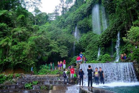 Air Terjun Benang Kelambu Lombok, 1. Gunung Rinjani Lombok, 2. Wisata Pantai Kuta Lombok, 3. Wisata Desert Point (Bangko-Bangko) Lombok, 4. Gili Kondo, 5. Wisata Pantai Senggigi Lombok, 6. Wisata Gili Air, Gili Meno, dan Gili Trawangan di Lombok, 7. Pantai Tanjung Aan, 8.  Pantai Tanjung Bloam, 9. Tempat Wisata Pantai Selong Belanak Lombok, 10. Sade Village, 11. Pantai Sekotong , 12. Air Terjun Sandang Gile , 13. Gili Nanggu Lombok, 14. Objek Wisata Batu Bolong, 15. Objek Wisata Batu Layar , 16. Narmada Park, 17. Pink Beach Lombok, 18. Gili Lampu Lombok Timur, 19. Bukit Malimbu , 20. Gili Kedis, 21. Lingkoq Datu, Pantai Penyisok, 22. Bukit Pergasingan, 23. Pantai Semeti, 24. Air Terjun Mangku Sakti, 25. Air Terjun Benang Kelambu, 26. Air Terjun Tiu Kelep, 27. Tanjung Poki, 28. Pantai Nambung, 29. Taman Wisata Alam Gunung Tunak, Pemandangan Samudera di atas Bukit Hijau, 30. Rinjani Lodge, 31. Pantai Tebing, 32. Sumber Air Panas Aik Kalak, 33. Danau Segara Anak, 34. Pantai Mawun Lombok, 35. Pantai Seger, 36. Pantai Surga, 37. Tanjung Ringgit, 38. Gili Sulat dan Gili Lawang, 39. Pantai Sire, 40. Air Terjun Penimbungan: Surga Tersembunyi di Torean, 41. Jembatan Gantung Kuno: Peninggalan Jaman Penjajahan Belanda yang berumur 84 Tahun, 42. Taman Wisata Pusuk Sembalun: Mengagumi Pemandangan Gunung Rinjani yang Megah, 43. Pantai Setangi: Villa Hantu yang Mendebarkan, 44. Batu Payung, Tanjung Aan: Monumen Alam yang Berdiri Kokoh di Tepi Pantai, 45. Bau Nyale: Tempat Perayaan Festival Legendaris, 46. Desa Bayan Sasak: Menyelami Kehidupan 5000 tahun SM, 47. Ashtari Lounge and Kitchen: Menyantap Makanan di Puncak Bukit, 48. Artati Lombok Bungalow and Restaurant , 49. Bertenun Tradisional di Desa Sukarara, 50. Bask Nest: Menjelajahi Dunia Bawah Laut yang Artistik, 51. Gua Bangkang: Suasana Dramatis di Tepi Pantai