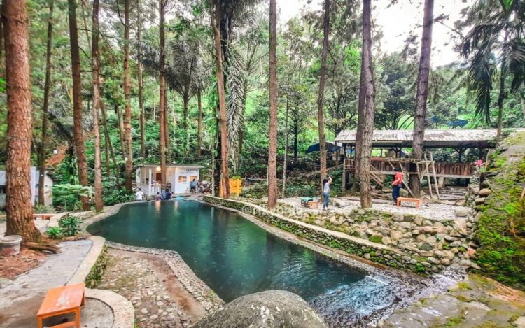 Air Terjun Semirang, 1. Wisata Pantai Maron, 2. Wisata Lawang Sewu di Semarang, 3. Kampoeng Wisata Taman Lele di Semarang, 4. Wisata Pantai Marina, 5. Wisata Pantai Tirang di Semarang, 6. Berwisata di Masjid Agung Jawa Tengah (MAJT), 7. Wisata Air Terjun Kali Pancur di Semarang, 8. Wisata Pagoda Buddhagaya Watugong di Semarang, 9. Taman Rekreasi Wonderia di Semarang, 10. Wisata Curug Benowo di Semarang, 11. Wisata Goa Kreo Semarang, 12. Wisata Sam Poo Kong, 13. Wisata Museum Ronggowarsito, 14. Berwisata ke Kota Lama Semarang, 15. Berwisata ke Komplek Pecinan Semarang, 16. Jalan Pahlawan Semarang, 17. Pasar Rakyat Simpang Lima, 18. Wisata Hutan Tinjomoyo di Semarang, 19. Wisata Kebun Binatang Mangkang di Semarang, 20. Wisata Tugu Muda, 21. Wisata Museum Mandala Bakti di Semarang, 22. Wisata Bukit Gombel di Semarang, 23. Wisata Water Blaster Bukit Candi Golf di Semarang, 24. Wisata Stasiun Tawang di Semarang, 25. Wisata ke Masjid Menara (Layur) di Semarang, 26. Wisata ke BSB (Bukit Semarang Baru), 27. Maerokoco Semarang, 28. Wisata Taman KB (wisata kuliner) di Semarang, 29. Wisata Brown Canyon, 29. Jalan Pandanaran (pusat jajanan semarang), 30. Wisata Keluarga New Bandungan Indah Waterpark, 31. Museum Muri di Semarang, 33. Candi Gedong Songo + Pemandian Air Panas, 34. Kebun Teh Medini di Semarang , 35. Air terjun + Pemandian Air Panas Gonoharjo, 36. Curug Lawe di Semarang, 37. Kebun Karet BSB di Semarang, 38. Wisata Gelora Jati Diri di Semarang, 39. Kebun Buah Boja, 40. Tempat Wisata Taman Unyil Ungaran, 41. Pemancingan Baron, 42. Umbul Sidomukti, 43. Lembah Kalipancur, 44. Waduk Diponegoro, 45. Saloka Theme Park, 46. Masjid Kapal Semarang, 47. Taman Bunga Bandungan, 48. Flower Farm Setiya Aji, 49. Kebun Durian Semarang, 50. Watu Gunung Ungaran, 51. Air Terjun Semirang, 52. Pura Agung Giri Natha, 53. Semarang Gallery, 54. Kampung Batik, 55. Kampung Tematik Jawi, 56. Kampoeng Kopi Banaran, 58. Taman Djamoe Indonesia, 59. Old City 3D Trick Art Museum, 60. Goa Rong View, 61. Jembatan Biru Ambarawa, 62. La Kana Chapel, 63. Gereja Blenduk, 64. Museum Satria, 65. Semarang Fair (PRPP), 66. Hutan Penggaron, 67. Hutan Mangrove, 68. Pasar Johar disaat Dugderan, 69. Wisata Kuliner Lumpia Semarang, 70. Pondok Kopi Sidomukti Ungaran, 71. Wisata Susan SPA Bandungan, 72. Jembatan Harapan, 73. Hutan Pinus, 74. Kamu Pecinta Sambal? Cobain ke Waroeng Kaligarong!