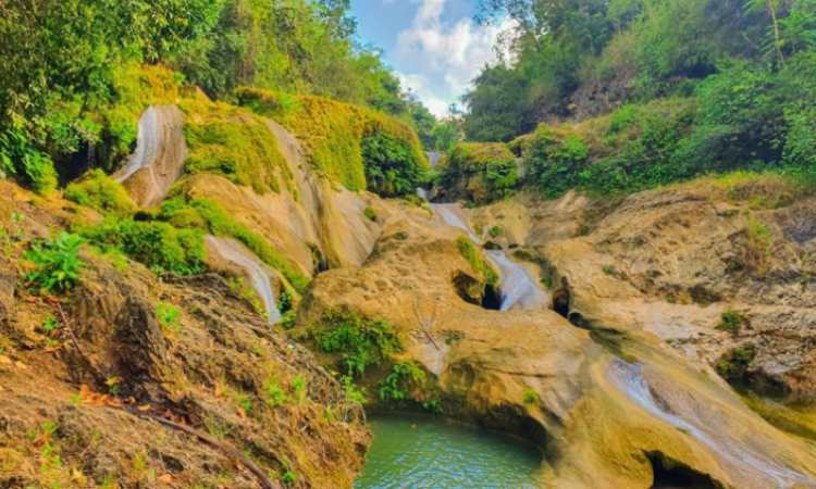 Air Terjun Tirto Galuh via Ig @zakki.firdaus, 1. Kampung Coklat, 2. Taman Kebon Rojo, 3. Pantai Tambakrejo, 4. Pantai Pangi, 5. Perkebunan Teh Sirah Kencong, 6. Pantai Serang, 7. Blitar Park, 8. Petilasan Rambut Monte, 9. Candi Penataran, 10. Pantai Peh Pulo, 11. Goa Embultuk, 12. Candi Gambar Wetan, 13. Situs Arca Warak, 14. Candi Kotes, 15. Candi Sawentar, 16. Makam Bung Karno, 17. Istana Gebang, 18. Water Park Sumberudel, 19. Desa Wisata Semen, 20. Wisata Sejarah Monumen Trisula, 21. Penangkaran Rusa Maliran, 22. Agrowisata Karangsari Blitar, 23. Gunung Butak, 24. Pantai Gondo Mayit, 25. Air Terjun Coban Wilis, 26. Air Terjun Sirah Kencong, 27. Air Terjun Grenjeng, 28. Air Terjun Jurug Bening , 29. Objek Wisata Alam Pacuh, 30. Pantai Umbul Waru, 31. Curug dan Kedung Badrun, 32. Air Terjun Lawean, 33. Pantai Jolosutro, 34. Arung Jeram Soko Adventure Blitar, 35. Goa Maria Sendang Rejo, 36. Gardu Pandang Perkebunan Gambar, 37. Omah Djadoel, 38. Gunung Kelud, 39. Air Terjun Kedung Entong, 40.  Air Terjun Tirto Galuh, 41. Taman Jurug Goa Luweng Prodo, 42. Bukit Teletubies Blitar, 43. Hutan Pinus Gogoniti, 44. Kampung Afrika Blitar, 45. Gunung Butak, 46. Pantai Pasur, 47. Pantai Serit, 48. Monumen PETA, 49. Wisata Alam Paco, 50. Bendungan Serut, 51. Arca Gamprang, 52. Candi Simping, 53. Jurug Moncar, 54. Candi Mleri, 55. Candi Kalicilik, 56. Alun-alun Blitar, 57. Blitar Green Park, 58. Taman Pecut, 59. Fish Garden Blitar, 60. Kaloka Lodoyo, 61. Pemandian Sumur Amber Kandangan, 62. Bendungan Wlingi Raya, 63. Taman Idaman Hati Wlingi Blitar, 64. Villa Puncak Pesanggrahan Tambakrejo
