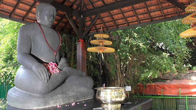 Arca Joko Dolog Surabaya via liputan6, 1. Wisata Monumen Pahlawan, 2. Wisata patung Buddha dengan Empat Wajah , 3. Wisata Jembatan Merah , 4. Wisata Monumen Kapal Selam di Surabaya, 5. Taman Harmoni Keputih, 6. Wisata Museum WR. Soepratman , 7. Wisata Kelenteng Hong Tiek Hian, 8. Wisata Jembatan Suramadu, 9. Wisata Rumah Batik, 10. Wisata Monumen Bambu Runcing , 11. Wisata Ciputra Waterpark (Tutup), 12. Wisata Kebun Binatang Surabaya , 13. Wisata Hutan Mangrove Wonorejo, 14. Wisata Pantai Kenjeran, 15. Wisata Pasar Bunga Bratang , 16. Wisata Masjid Nasional Al-Akbar di Surabaya, 17. Wisata Gereja Perawan Maria Tak Berdosa , 18. Wisata Taman Bungkul , 19. Wisata Taman Apsari , 20. Taman Dr. Soetomo (Taman Korea) , 21. Wisata Taman Mayangkara di Surabaya, 22. Wisata Taman Pelangi , 23. Wisata Taman Mundu , 24. Taman Buah Undaan di Surabaya, 25. Wisata Taman Prestasi di Surabaya, 26. Wisata House of Sampoerna , 27. Surabaya North Quay, 28. Taman Gantung Surabaya, 29. Monumen Suroboyo – Suroboyo Park, 30. Jembatan Biru Kenjeran Surabaya, 31. Food Junction Grand Pakuwon, 32. Skate & BMX Surabaya, 33. Waterpark Kenjeran – Ria Beach Kenjeran, 34. Arca Joko Dolog Surabaya, 35. Monumen Patung Gubernur Suryo, 36. Masjid Ampel Surabaya, 37. Perpustakaan Bank Indonesia, 38. Kebun Bibit Wonorejo, 39. Museum Kesehatan Dr. Adhyatma, 40. Jalan Kembang Jepun, 41. THR (Taman Hiburan Rakyat), 42. Masjid Muhammad Cheng Hoo, 43. Kebun Bibit Ngagel Jaya (Kebun Bibit Wonorejo 2), 44. Museum Surabaya (Gedung Siola), 45. Monumen Jalesveva Jayamahe, 45. Taman Kenjeran Surabaya, 46. Jalan Tunjungan Surabaya, 47. Kampung Bulak Surabaya, 48. Gereja Kepanjen, Surabaya, 49. Klenteng Sanggar Agung, 50. Taman Sakura Keputih, 51. Suroboyo Carnival Park (Tutup), 52. G Walk Surabaya, 53. Hutan Bambu Keputih, 54. De Mata Trick Eye Museum (Tutup), 55. Kebun Bibit Surabaya, 56. Taman Pertanian Terpadu Balas Klumprik, 57. Kota Tua Surabaya, 58. Taman Cahaya, 59. Surya Park