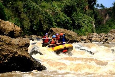 1. Wisata Gunung Papandayan , 2. Wisata Gunung Cikuray , 3. Wisata Gunung Guntur , 4. Tempat Wisata Situ Bagendit di Garut , 5. Wisata Situ dan Candi Cangkuang , 6. Wisata Pemandian Air Panas Cipanas, 7. Wisata Pemandian Air Panas Darajat , 8. Wisata Kawah Putih Talaga Bodas , 9. Wisata Arung Jeram Sungai Cimanuk , 10. Wisata Tebing Alam Batu Tumpang , 11. Wisata Pantai Santolo , 12. Wisata Pantai Sayang Heulang , 13. Wisata Pantai Rancabuaya , 14. Tempat Wisata Taman Satwa Cikembulan di Garut , 15. Wisata Curug Citiis , 16. Wisata Curug Orok , 17. Pantai Puncak Guha di Garut, 18. Wisata Pantai Cijeruk Indah, 19. Wisata Pantai Karang Paranje, 20. Kampung Sampireun, 21. Sabda Alam Cipanas, 22. Kawah Darajat Garut, 23. Curug Cimandi Racun, 24. Curug Sang Hyang Taraje, 25.  Kebun Mawar Situhapa Garut, 26. Kawah Kamojang, 27. Pantai Cicalobak, 28. Pantai Taman Manalusu, 29. Perkebunan Teh Dayeuh Manggung, 30. Kolam Air Panas Cikarees, 31. Bukit Pilar Angin, 32. Leuweung Oko D’Great, 33. Leuwi Tonjong, 34. Bukit Palahlar, 35. Bukit Nangklak, 36. Pusat Konservasi Elang Kamojang, 37. Curug Cikawung, 38. Curug Cibadak, 39. Batu Patapaan, 40. Gunung Piramida Sadahurip, 41. Curug Nyogong, 42. Leuwi Korsi, 43. Leuwi Jurig, 44. Leuwi Jubleg, 45. Bukit Teletubbies Pasir Pogor, 46. Karacak Valley, 47. Cilopang Adventure Camp, 48. Papandayan Leisure Park, 49. River Tubing Cikaengan, 50. Curug Batu Nyusun, 51. Curug Ciarjuna, 52. Hutan Mati Gunung Papandayan