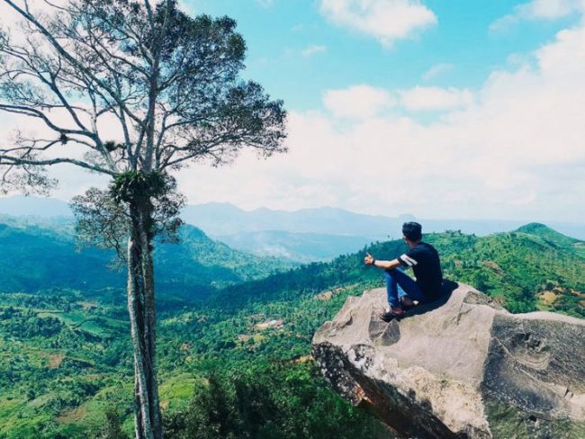 Batu Patapaan via IG @danny_gorg08, 1. Wisata Gunung Papandayan , 2. Wisata Gunung Cikuray , 3. Wisata Gunung Guntur , 4. Tempat Wisata Situ Bagendit di Garut , 5. Wisata Situ dan Candi Cangkuang , 6. Wisata Pemandian Air Panas Cipanas, 7. Wisata Pemandian Air Panas Darajat , 8. Wisata Kawah Putih Talaga Bodas , 9. Wisata Arung Jeram Sungai Cimanuk , 10. Wisata Tebing Alam Batu Tumpang , 11. Wisata Pantai Santolo , 12. Wisata Pantai Sayang Heulang , 13. Wisata Pantai Rancabuaya , 14. Tempat Wisata Taman Satwa Cikembulan di Garut , 15. Wisata Curug Citiis , 16. Wisata Curug Orok , 17. Pantai Puncak Guha di Garut, 18. Wisata Pantai Cijeruk Indah, 19. Wisata Pantai Karang Paranje, 20. Kampung Sampireun, 21. Sabda Alam Cipanas, 22. Kawah Darajat Garut, 23. Curug Cimandi Racun, 24. Curug Sang Hyang Taraje, 25. Kebun Mawar Situhapa Garut, 26. Kawah Kamojang, 27. Pantai Cicalobak, 28. Pantai Taman Manalusu, 29. Perkebunan Teh Dayeuh Manggung, 30. Kolam Air Panas Cikarees, 31. Bukit Pilar Angin, 32. Leuweung Oko D’Great, 33. Leuwi Tonjong, 34. Bukit Palahlar, 35. Bukit Nangklak, 36. Pusat Konservasi Elang Kamojang, 37. Curug Cikawung, 38. Curug Cibadak, 39. Batu Patapaan, 40. Gunung Piramida Sadahurip, 41. Curug Nyogong, 42. Leuwi Korsi, 43. Leuwi Jurig, 44. Leuwi Jubleg, 45. Bukit Teletubbies Pasir Pogor, 46. Karacak Valley, 47. Cilopang Adventure Camp, 48. Papandayan Leisure Park, 49. River Tubing Cikaengan, 50. Curug Batu Nyusun, 51. Curug Ciarjuna, 52. Hutan Mati Gunung Papandayan