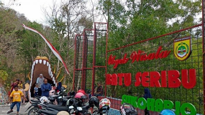 Batu Seribu, Sukoharjo, 1. Grojogan Sewu Tawangmangu, 2. Pandawa Water World Solo Baru, 3. Taman Balekambang, 4. Keraton Surakarta, 5. Wisata Tugu Lilin di Solo , 6. Air Terjun Jumog, 7. Taman Sriwedari, 8. Kampoeng Batik Kauman, 9. Pasar Klewer, 10. Tempat Wisata di Solo – Museum Manusia Purba Sangiran, 11. Tempat Wisata di Solo – Pura Mangkunegaran, 12. Monumen Pers, 13. Galabo Solo, 14. Tempat Wisata di Solo – Kebun Binatang Taru Jurug, 15. Ngarsopuro Night Market Solo, 16. Alun-Alun Kidul Surakarta, 17. Tempat Wisata di Solo – Dalem Kalitan, 18. Tempat Wisata di Solo – Taman Cerdas, 19. Masjid Al-Wustho Mangkunegaran, 20. Bendungan Karet Tirtonadi, 21. The Heritage Palace, 22. Lokananta Recording Audio & Video Cassette, 23. Trans Studio Mini Solo, 24. Museum Batik Danar Hadi, 25. Loji Gandrung, 26. Museum Radya Pustaka, 27. Pasar Antik Triwindu, 28. Benteng Vastenburg Fort, 29. Agrowisata Amanah, Karanganyar, 30. Agrowisata Sondokoro, Karanganyar, 31. Bukit Hope, Karanganyar (Tutup), 32. Bumi Perkemahan Sekipan, Karanganyar, 33. Candi Cetho, Karanganyar, 34. Candi Sukuh, Karanganyar, 35. Edupark Intan Pari, Karanganyar, 36. Kebun Strawberry, Karanganyar, 37. Paralayang Segoro Gunung, Karanganyar, 38. Rumah Pohon Banyu Anyep (Tutup), 39. Taman Bintang Kemuning, Ngargoyoso, Karanganyar, 40. Telaga Madirda, Karanganyar, 41. Bukit Cumbri, Wonogiri, 42. Gantole Wonogiri, 43. Batu Seribu, Sukoharjo, 44. Bendungan Colo, Sukoharjo, 45. Gardu Pandang Bukit Batur Suroteleng, 46. Bukit Gancik, 47. Tretes Taman Tani (Tutup), 48. De Tjolomadoe, 49. Rumah Atsiri Indonesia, 50. Pantai Karang Payung, 51. Tumurun Private Museum, 52. River Moon Pusur, 53. Museum R Hamong Wardoyo, 54. Sepur Kluthuk Jaladara, 55. Koridor Singosaren, 56. Ndalem Gondosuli, 57. Grojogan Selondo, 58. Taman Hutan Rakyat Ngargoyoso, 59. Candi Plaosan, 60. Umbul Ponggok, 61. Umbul Cokro Tulung, 62. Omah Jungkir, 63. Telaga Biru, 64. Randubang, 65. Pasar Gede Hardjonagoro, 66. Solo Grand Mall, 67. Pusat Grosir Solo, 68. Taman Bunga Bono, Klaten, 69. Umbul Kapilaler, Klaten, 70. Bukit Gancik, Selo, Boyolali, 71. Lembah Gunung Madu, Boyolali, 72. Objek Wisata Tlatar, Boyolali, 73. Obyek Wisata Air Cokro, 74. Museum Samanhudi, 75. Air Terjun Parang Ijo, 76. Museum Keris, 77. Vihara Dhamma Sundara