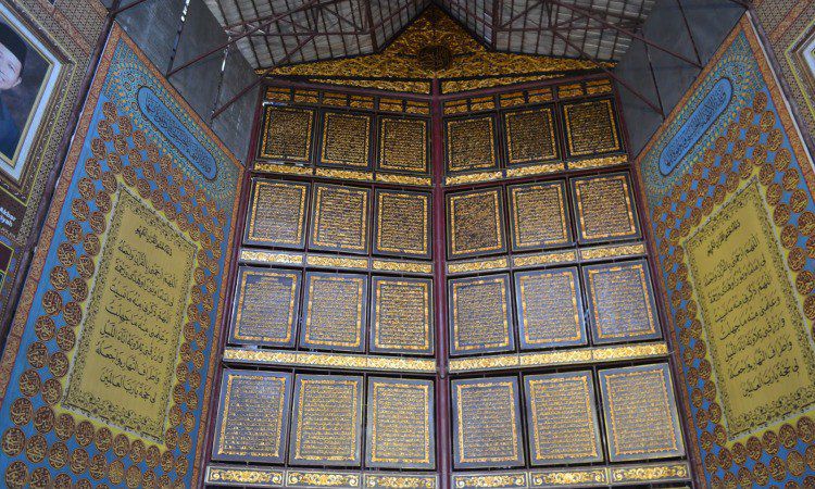Bayt Al-Quran Raksasa, 1. Obyek Wisata Jembatan Ampera dan Sungai Musi di Palembang, 2. Tempat Wisata Religi Masjid Cheng Hoo Palembang, 3. Obyek Wisata Bukit Siguntang di Palembang, 4. Tempat Wisata Sejarah Museum Sultan Mahmud Badaruddin II Palembang, 5. Tempat Wisata Sejarah Benteng Kuto Besak di Palembang, 6. Wisata Religi Masjid Agung Sultan Mahmud Badaruddin I Palembang, 7. Objek Wisata Gedung Kantor Walikota Palembang, 8. Tempat Wisata Keluarga Kembang Iwak Family Park di Palembang, 9. Tempat Wisata Alam Hutan Punti Kayu di Palembang, 10. Tempat Wisata Sejarah Taman Purbakala Kerajaan Sriwijaya di Palembang, 11. Tempat Wisata Kuliner Kampung Kapitan di Palembang, 12. Objek Wisata Monumen perjuangan rakyat Palembang, 13. Obyek Wisata Pulau Kemaro di Palembang, 14. Tempat Wisata Alam Air Terjun Lematang Indah , 15. Obyek Wisata Gunung Dempo, 16. Tempat Wisata Alam Air Terjun Bidadari di Lahat, 17. Obyek Wisata Alam Air Terjun Maung (Curup Maung), 18. Tempat Wisata Kuliner Terkenal Martabak HAR di Palembang, 19. Tempat Wisata Kuliner Pempek Candy di Palembang, 20. Tempat Wisata Kuliner Pempek SAGA di Palembang, 21. Arung Jeram Sungai Manna, 22. Waterboom OPI Jakabaring, 23. The Amanzi Waterpark CitraGrand City, 24. Fantasy Island Palembang, 25. Danau Ranau, 26. Kolam Renang Lumban Tirta, 27. Museum Negeri Balaputra Dewa, 28. Kampung Arab Palembang, 29. Rumah Rakit Sungai Musi, 30. Palembang Bird Park, 31. Pelabuhan Tanjung Api-Api, 32. Masjid Lawang Kidul, 33. Tangga 2001, 34. Tugu Belido, 35. Kopi Roda, 36. Bayt Al-Quran Raksasa, 37. Sungai Gerong, 38. Goa Putri, 39. Sekanak Sidewalk, 40. Danau OPI, 41. Museum Tekstil Palembang, 42. Waterpark Danau Tanah Mas, 43. Taman Pelangi, 44. Bukit Golf, 45. Klenteng Chandra Nadi, 46. G Art Studio, 47. Pulau Maspari, 48. Gelora Sriwijaya, 49. Warung Apung Sungai Musi, 50. Air Terjun Kematang Indah, 51. Kebun Teh Dempo