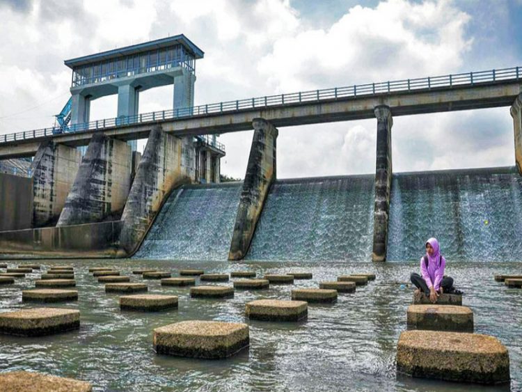 Bendungan Colo, Sukoharjo, 1. Grojogan Sewu Tawangmangu, 2. Pandawa Water World Solo Baru, 3. Taman Balekambang, 4. Keraton Surakarta, 5. Wisata Tugu Lilin di Solo , 6. Air Terjun Jumog, 7. Taman Sriwedari, 8. Kampoeng Batik Kauman, 9. Pasar Klewer, 10. Tempat Wisata di Solo – Museum Manusia Purba Sangiran, 11. Tempat Wisata di Solo – Pura Mangkunegaran, 12. Monumen Pers, 13. Galabo Solo, 14. Tempat Wisata di Solo – Kebun Binatang Taru Jurug, 15. Ngarsopuro Night Market Solo, 16. Alun-Alun Kidul Surakarta, 17. Tempat Wisata di Solo – Dalem Kalitan, 18. Tempat Wisata di Solo – Taman Cerdas, 19. Masjid Al-Wustho Mangkunegaran, 20. Bendungan Karet Tirtonadi, 21. The Heritage Palace, 22. Lokananta Recording Audio & Video Cassette, 23. Trans Studio Mini Solo, 24. Museum Batik Danar Hadi, 25. Loji Gandrung, 26. Museum Radya Pustaka, 27. Pasar Antik Triwindu, 28. Benteng Vastenburg Fort, 29. Agrowisata Amanah, Karanganyar, 30. Agrowisata Sondokoro, Karanganyar, 31. Bukit Hope, Karanganyar (Tutup), 32. Bumi Perkemahan Sekipan, Karanganyar, 33. Candi Cetho, Karanganyar, 34. Candi Sukuh, Karanganyar, 35. Edupark Intan Pari, Karanganyar, 36. Kebun Strawberry, Karanganyar, 37. Paralayang Segoro Gunung, Karanganyar, 38. Rumah Pohon Banyu Anyep (Tutup), 39. Taman Bintang Kemuning, Ngargoyoso, Karanganyar, 40. Telaga Madirda, Karanganyar, 41. Bukit Cumbri, Wonogiri, 42. Gantole Wonogiri, 43. Batu Seribu, Sukoharjo, 44. Bendungan Colo, Sukoharjo, 45. Gardu Pandang Bukit Batur Suroteleng, 46. Bukit Gancik, 47. Tretes Taman Tani (Tutup), 48. De Tjolomadoe, 49. Rumah Atsiri Indonesia, 50. Pantai Karang Payung, 51. Tumurun Private Museum, 52. River Moon Pusur, 53. Museum R Hamong Wardoyo, 54. Sepur Kluthuk Jaladara, 55. Koridor Singosaren, 56. Ndalem Gondosuli, 57. Grojogan Selondo, 58. Taman Hutan Rakyat Ngargoyoso, 59. Candi Plaosan, 60. Umbul Ponggok, 61. Umbul Cokro Tulung, 62. Omah Jungkir, 63. Telaga Biru, 64. Randubang, 65. Pasar Gede Hardjonagoro, 66. Solo Grand Mall, 67. Pusat Grosir Solo, 68. Taman Bunga Bono, Klaten, 69. Umbul Kapilaler, Klaten, 70. Bukit Gancik, Selo, Boyolali, 71. Lembah Gunung Madu, Boyolali, 72. Objek Wisata Tlatar, Boyolali, 73. Obyek Wisata Air Cokro, 74. Museum Samanhudi, 75. Air Terjun Parang Ijo, 76. Museum Keris, 77. Vihara Dhamma Sundara