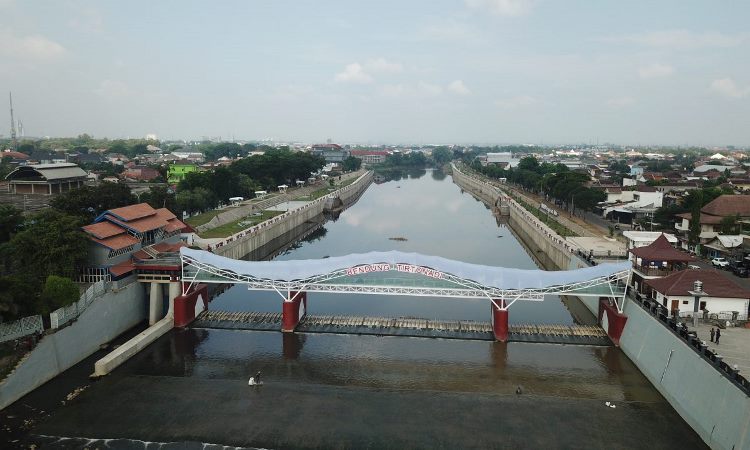 Bendungan Karet Tirtonadi via Surakartagoid, 1. Grojogan Sewu Tawangmangu, 2. Pandawa Water World Solo Baru, 3. Taman Balekambang, 4. Keraton Surakarta, 5. Wisata Tugu Lilin di Solo , 6. Air Terjun Jumog, 7. Taman Sriwedari, 8. Kampoeng Batik Kauman, 9. Pasar Klewer, 10. Tempat Wisata di Solo – Museum Manusia Purba Sangiran, 11. Tempat Wisata di Solo – Pura Mangkunegaran, 12. Monumen Pers, 13. Galabo Solo, 14. Tempat Wisata di Solo – Kebun Binatang Taru Jurug, 15. Ngarsopuro Night Market Solo, 16. Alun-Alun Kidul Surakarta, 17. Tempat Wisata di Solo – Dalem Kalitan, 18. Tempat Wisata di Solo – Taman Cerdas, 19. Masjid Al-Wustho Mangkunegaran, 20. Bendungan Karet Tirtonadi, 21. The Heritage Palace, 22. Lokananta Recording Audio & Video Cassette, 23. Trans Studio Mini Solo, 24. Museum Batik Danar Hadi, 25. Loji Gandrung, 26. Museum Radya Pustaka, 27. Pasar Antik Triwindu, 28. Benteng Vastenburg Fort, 29. Agrowisata Amanah, Karanganyar, 30. Agrowisata Sondokoro, Karanganyar, 31. Bukit Hope, Karanganyar (Tutup), 32. Bumi Perkemahan Sekipan, Karanganyar, 33. Candi Cetho, Karanganyar, 34. Candi Sukuh, Karanganyar, 35. Edupark Intan Pari, Karanganyar, 36. Kebun Strawberry, Karanganyar, 37. Paralayang Segoro Gunung, Karanganyar, 38. Rumah Pohon Banyu Anyep (Tutup), 39. Taman Bintang Kemuning, Ngargoyoso, Karanganyar, 40. Telaga Madirda, Karanganyar, 41. Bukit Cumbri, Wonogiri, 42. Gantole Wonogiri, 43. Batu Seribu, Sukoharjo, 44. Bendungan Colo, Sukoharjo, 45. Gardu Pandang Bukit Batur Suroteleng, 46. Bukit Gancik, 47. Tretes Taman Tani (Tutup), 48. De Tjolomadoe, 49. Rumah Atsiri Indonesia, 50. Pantai Karang Payung, 51. Tumurun Private Museum, 52. River Moon Pusur, 53. Museum R Hamong Wardoyo, 54. Sepur Kluthuk Jaladara, 55. Koridor Singosaren, 56. Ndalem Gondosuli, 57. Grojogan Selondo, 58. Taman Hutan Rakyat Ngargoyoso, 59. Candi Plaosan, 60. Umbul Ponggok, 61. Umbul Cokro Tulung, 62. Omah Jungkir, 63. Telaga Biru, 64. Randubang, 65. Pasar Gede Hardjonagoro, 66. Solo Grand Mall, 67. Pusat Grosir Solo, 68. Taman Bunga Bono, Klaten, 69. Umbul Kapilaler, Klaten, 70. Bukit Gancik, Selo, Boyolali, 71. Lembah Gunung Madu, Boyolali, 72. Objek Wisata Tlatar, Boyolali, 73. Obyek Wisata Air Cokro, 74. Museum Samanhudi, 75. Air Terjun Parang Ijo, 76. Museum Keris, 77. Vihara Dhamma Sundara