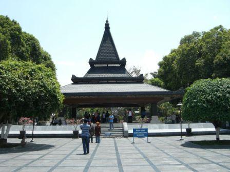 Berwisata Sejarah ke Makam Bung Karno, 1. Kampung Coklat, 2. Taman Kebon Rojo, 3. Pantai Tambakrejo, 4. Pantai Pangi, 5. Perkebunan Teh Sirah Kencong, 6. Pantai Serang, 7. Blitar Park, 8. Petilasan Rambut Monte, 9. Candi Penataran, 10. Pantai Peh Pulo, 11. Goa Embultuk, 12. Candi Gambar Wetan, 13. Situs Arca Warak, 14. Candi Kotes, 15. Candi Sawentar, 16. Makam Bung Karno, 17. Istana Gebang, 18. Water Park Sumberudel, 19. Desa Wisata Semen, 20. Wisata Sejarah Monumen Trisula, 21. Penangkaran Rusa Maliran, 22. Agrowisata Karangsari Blitar, 23. Gunung Butak, 24. Pantai Gondo Mayit, 25. Air Terjun Coban Wilis, 26. Air Terjun Sirah Kencong, 27. Air Terjun Grenjeng, 28. Air Terjun Jurug Bening , 29. Objek Wisata Alam Pacuh, 30. Pantai Umbul Waru, 31. Curug dan Kedung Badrun, 32. Air Terjun Lawean, 33. Pantai Jolosutro, 34. Arung Jeram Soko Adventure Blitar, 35. Goa Maria Sendang Rejo, 36. Gardu Pandang Perkebunan Gambar, 37. Omah Djadoel, 38. Gunung Kelud, 39. Air Terjun Kedung Entong, 40.  Air Terjun Tirto Galuh, 41. Taman Jurug Goa Luweng Prodo, 42. Bukit Teletubies Blitar, 43. Hutan Pinus Gogoniti, 44. Kampung Afrika Blitar, 45. Gunung Butak, 46. Pantai Pasur, 47. Pantai Serit, 48. Monumen PETA, 49. Wisata Alam Paco, 50. Bendungan Serut, 51. Arca Gamprang, 52. Candi Simping, 53. Jurug Moncar, 54. Candi Mleri, 55. Candi Kalicilik, 56. Alun-alun Blitar, 57. Blitar Green Park, 58. Taman Pecut, 59. Fish Garden Blitar, 60. Kaloka Lodoyo, 61. Pemandian Sumur Amber Kandangan, 62. Bendungan Wlingi Raya, 63. Taman Idaman Hati Wlingi Blitar, 64. Villa Puncak Pesanggrahan Tambakrejo