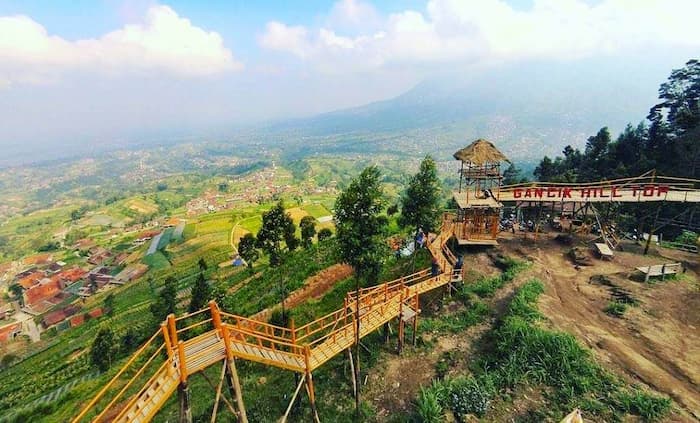 Bukit Gancik, Selo, Boyolali, 1. Grojogan Sewu Tawangmangu, 2. Pandawa Water World Solo Baru, 3. Taman Balekambang, 4. Keraton Surakarta, 5. Wisata Tugu Lilin di Solo , 6. Air Terjun Jumog, 7. Taman Sriwedari, 8. Kampoeng Batik Kauman, 9. Pasar Klewer, 10. Tempat Wisata di Solo – Museum Manusia Purba Sangiran, 11. Tempat Wisata di Solo – Pura Mangkunegaran, 12. Monumen Pers, 13. Galabo Solo, 14. Tempat Wisata di Solo – Kebun Binatang Taru Jurug, 15. Ngarsopuro Night Market Solo, 16. Alun-Alun Kidul Surakarta, 17. Tempat Wisata di Solo – Dalem Kalitan, 18. Tempat Wisata di Solo – Taman Cerdas, 19. Masjid Al-Wustho Mangkunegaran, 20. Bendungan Karet Tirtonadi, 21. The Heritage Palace, 22. Lokananta Recording Audio & Video Cassette, 23. Trans Studio Mini Solo, 24. Museum Batik Danar Hadi, 25. Loji Gandrung, 26. Museum Radya Pustaka, 27. Pasar Antik Triwindu, 28. Benteng Vastenburg Fort, 29. Agrowisata Amanah, Karanganyar, 30. Agrowisata Sondokoro, Karanganyar, 31. Bukit Hope, Karanganyar (Tutup), 32. Bumi Perkemahan Sekipan, Karanganyar, 33. Candi Cetho, Karanganyar, 34. Candi Sukuh, Karanganyar, 35. Edupark Intan Pari, Karanganyar, 36. Kebun Strawberry, Karanganyar, 37. Paralayang Segoro Gunung, Karanganyar, 38. Rumah Pohon Banyu Anyep (Tutup), 39. Taman Bintang Kemuning, Ngargoyoso, Karanganyar, 40. Telaga Madirda, Karanganyar, 41. Bukit Cumbri, Wonogiri, 42. Gantole Wonogiri, 43. Batu Seribu, Sukoharjo, 44. Bendungan Colo, Sukoharjo, 45. Gardu Pandang Bukit Batur Suroteleng, 46. Bukit Gancik, 47. Tretes Taman Tani (Tutup), 48. De Tjolomadoe, 49. Rumah Atsiri Indonesia, 50. Pantai Karang Payung, 51. Tumurun Private Museum, 52. River Moon Pusur, 53. Museum R Hamong Wardoyo, 54. Sepur Kluthuk Jaladara, 55. Koridor Singosaren, 56. Ndalem Gondosuli, 57. Grojogan Selondo, 58. Taman Hutan Rakyat Ngargoyoso, 59. Candi Plaosan, 60. Umbul Ponggok, 61. Umbul Cokro Tulung, 62. Omah Jungkir, 63. Telaga Biru, 64. Randubang, 65. Pasar Gede Hardjonagoro, 66. Solo Grand Mall, 67. Pusat Grosir Solo, 68. Taman Bunga Bono, Klaten, 69. Umbul Kapilaler, Klaten, 70. Bukit Gancik, Selo, Boyolali, 71. Lembah Gunung Madu, Boyolali, 72. Objek Wisata Tlatar, Boyolali, 73. Obyek Wisata Air Cokro, 74. Museum Samanhudi, 75. Air Terjun Parang Ijo, 76. Museum Keris, 77. Vihara Dhamma Sundara