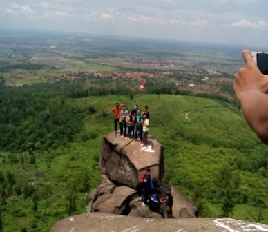Bukit Goa Lawa atau Bukit Batu Agung, 1. Pemandian Air Panas Guci, 2. Pantai Purwahamba Indah, 3. Tirta Waduk Cacaban , 4. Agro Wisata Loco Antik , 5. Curug Cantel Bumijawa, 6. Curug Putri , 7. Pantai Alam Indah, 8. Bahari Waterpark Tegal, 9. Wana Wisata Clirit View, 10. Rita Park, 11. Alun-alun Kota Tegal, 12. Taman Rakyat Slawi Ayu, 13. Guci Forest, 14. Sulaku Bumijawa Park, 15. Taman Anggrek Tuwel Guci, 16. Guciku Hot Waterboom, 17. The Baron Hill of Guci, 18. Waterboom Yogya, 19. Konsorsium Rumah Wayang, 20. Bukit Goa Lawa atau Bukit Batu Agung, 21. Danau Beko Margasari, 22. Jembatan Gantung Danawarih, 23. Kawasan Konservasi Karang Jeruk, 24. Wisata Kesehatan Jamu (WKJ) Kalibakung, 25. Monumen Bahari, 26. Curug Pitu Margasari, 27. Situs Manusia Purba Semedo, 28. Pantai Muarareja Indah, 29. Taman Poci, 30. Curug Jejeg, 31. Curug Luhur, 32. Curug Kembar, 33. Kolam Renang Samudra Slawi, 34. Bukit Rangkok Pagerwangi, 35. Kebun Melati Maribaya, 36. Curug Penganten, 37. Pacific Mall, 38. Bukit Bintang Guci, 39. Curug Sentul Cawitali, 40. Curug Jedor Guci, 41. Curug Longan, 42. Kolam Renang Hj. Muriyah Slawi, 43. Telaga Air Cempaka, 44. Gunung Tanjung