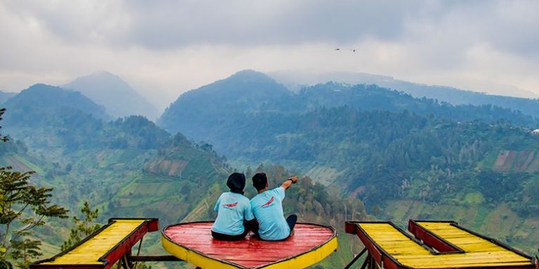 Bukit Hope, Karanganyar, 1. Grojogan Sewu Tawangmangu, 2. Pandawa Water World Solo Baru, 3. Taman Balekambang, 4. Keraton Surakarta, 5. Wisata Tugu Lilin di Solo , 6. Air Terjun Jumog, 7. Taman Sriwedari, 8. Kampoeng Batik Kauman, 9. Pasar Klewer, 10. Tempat Wisata di Solo – Museum Manusia Purba Sangiran, 11. Tempat Wisata di Solo – Pura Mangkunegaran, 12. Monumen Pers, 13. Galabo Solo, 14. Tempat Wisata di Solo – Kebun Binatang Taru Jurug, 15. Ngarsopuro Night Market Solo, 16. Alun-Alun Kidul Surakarta, 17. Tempat Wisata di Solo – Dalem Kalitan, 18. Tempat Wisata di Solo – Taman Cerdas, 19. Masjid Al-Wustho Mangkunegaran, 20. Bendungan Karet Tirtonadi, 21. The Heritage Palace, 22. Lokananta Recording Audio & Video Cassette, 23. Trans Studio Mini Solo, 24. Museum Batik Danar Hadi, 25. Loji Gandrung, 26. Museum Radya Pustaka, 27. Pasar Antik Triwindu, 28. Benteng Vastenburg Fort, 29. Agrowisata Amanah, Karanganyar, 30. Agrowisata Sondokoro, Karanganyar, 31. Bukit Hope, Karanganyar (Tutup), 32. Bumi Perkemahan Sekipan, Karanganyar, 33. Candi Cetho, Karanganyar, 34. Candi Sukuh, Karanganyar, 35. Edupark Intan Pari, Karanganyar, 36. Kebun Strawberry, Karanganyar, 37. Paralayang Segoro Gunung, Karanganyar, 38. Rumah Pohon Banyu Anyep (Tutup), 39. Taman Bintang Kemuning, Ngargoyoso, Karanganyar, 40. Telaga Madirda, Karanganyar, 41. Bukit Cumbri, Wonogiri, 42. Gantole Wonogiri, 43. Batu Seribu, Sukoharjo, 44. Bendungan Colo, Sukoharjo, 45. Gardu Pandang Bukit Batur Suroteleng, 46. Bukit Gancik, 47. Tretes Taman Tani (Tutup), 48. De Tjolomadoe, 49. Rumah Atsiri Indonesia, 50. Pantai Karang Payung, 51. Tumurun Private Museum, 52. River Moon Pusur, 53. Museum R Hamong Wardoyo, 54. Sepur Kluthuk Jaladara, 55. Koridor Singosaren, 56. Ndalem Gondosuli, 57. Grojogan Selondo, 58. Taman Hutan Rakyat Ngargoyoso, 59. Candi Plaosan, 60. Umbul Ponggok, 61. Umbul Cokro Tulung, 62. Omah Jungkir, 63. Telaga Biru, 64. Randubang, 65. Pasar Gede Hardjonagoro, 66. Solo Grand Mall, 67. Pusat Grosir Solo, 68. Taman Bunga Bono, Klaten, 69. Umbul Kapilaler, Klaten, 70. Bukit Gancik, Selo, Boyolali, 71. Lembah Gunung Madu, Boyolali, 72. Objek Wisata Tlatar, Boyolali, 73. Obyek Wisata Air Cokro, 74. Museum Samanhudi, 75. Air Terjun Parang Ijo, 76. Museum Keris, 77. Vihara Dhamma Sundara