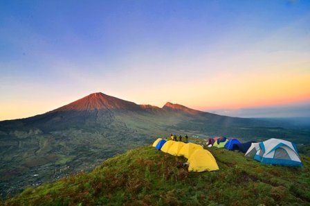 Bukit Pergasingan, 1. Gunung Rinjani Lombok, 2. Wisata Pantai Kuta Lombok, 3. Wisata Desert Point (Bangko-Bangko) Lombok, 4. Gili Kondo, 5. Wisata Pantai Senggigi Lombok, 6. Wisata Gili Air, Gili Meno, dan Gili Trawangan di Lombok, 7. Pantai Tanjung Aan, 8.  Pantai Tanjung Bloam, 9. Tempat Wisata Pantai Selong Belanak Lombok, 10. Sade Village, 11. Pantai Sekotong , 12. Air Terjun Sandang Gile , 13. Gili Nanggu Lombok, 14. Objek Wisata Batu Bolong, 15. Objek Wisata Batu Layar , 16. Narmada Park, 17. Pink Beach Lombok, 18. Gili Lampu Lombok Timur, 19. Bukit Malimbu , 20. Gili Kedis, 21. Lingkoq Datu, Pantai Penyisok, 22. Bukit Pergasingan, 23. Pantai Semeti, 24. Air Terjun Mangku Sakti, 25. Air Terjun Benang Kelambu, 26. Air Terjun Tiu Kelep, 27. Tanjung Poki, 28. Pantai Nambung, 29. Taman Wisata Alam Gunung Tunak, Pemandangan Samudera di atas Bukit Hijau, 30. Rinjani Lodge, 31. Pantai Tebing, 32. Sumber Air Panas Aik Kalak, 33. Danau Segara Anak, 34. Pantai Mawun Lombok, 35. Pantai Seger, 36. Pantai Surga, 37. Tanjung Ringgit, 38. Gili Sulat dan Gili Lawang, 39. Pantai Sire, 40. Air Terjun Penimbungan: Surga Tersembunyi di Torean, 41. Jembatan Gantung Kuno: Peninggalan Jaman Penjajahan Belanda yang berumur 84 Tahun, 42. Taman Wisata Pusuk Sembalun: Mengagumi Pemandangan Gunung Rinjani yang Megah, 43. Pantai Setangi: Villa Hantu yang Mendebarkan, 44. Batu Payung, Tanjung Aan: Monumen Alam yang Berdiri Kokoh di Tepi Pantai, 45. Bau Nyale: Tempat Perayaan Festival Legendaris, 46. Desa Bayan Sasak: Menyelami Kehidupan 5000 tahun SM, 47. Ashtari Lounge and Kitchen: Menyantap Makanan di Puncak Bukit, 48. Artati Lombok Bungalow and Restaurant , 49. Bertenun Tradisional di Desa Sukarara, 50. Bask Nest: Menjelajahi Dunia Bawah Laut yang Artistik, 51. Gua Bangkang: Suasana Dramatis di Tepi Pantai