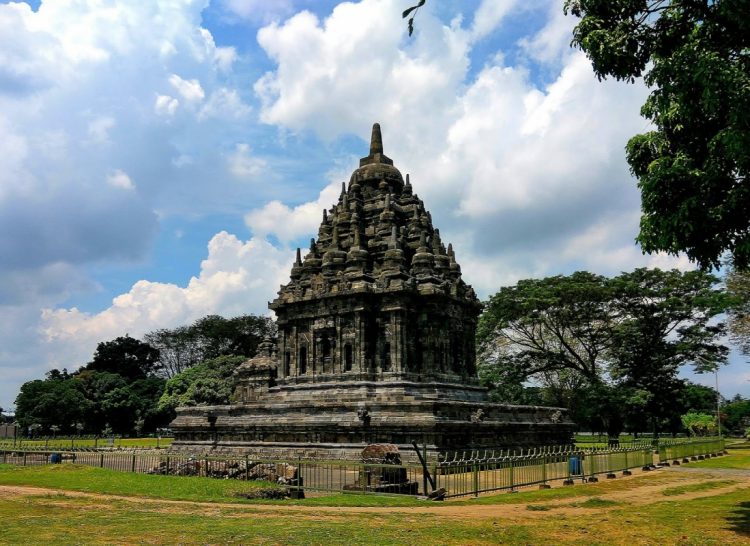 Candi Bubrah, 1. Tempat Wisata Sejarah Candi Prambanan Klaten, 2. Tempat Wisata Air Umbul Ponggok Klaten, 3. Obyek Wisata Mata Air Cokro Tulung Klaten, 4. River Boarding di Kali Pusur Klaten, 5. Obyek Wisata Air Umbul Jolotundo Klaten, 6. Obyek Wisata Air Lepen Kencana Klaten, 7. Objek Wisata Air Umbul Kapilaler Klaten, 8. Wahana Liburan Galuh Tirto Nirmolo Klaten, 9. Tempat Wisata Kuliner Warung Apung Rowo Jombor Klaten, 10. Tempat Wisata Sejarah Candi Merak Klaten, 11. Wisata Museum Gula Gondang Winangoen Klaten, 12. Wisata Budaya Perajin tanduk kerbau Keprabon Klaten, 13. Tempat Wisata Alam Puncak Clongop Klaten, 14. Tempat Wisata Sejarah Candi Lumbung Klaten, 15. Tempat Wisata Sejarah Candi Sewu Klaten, 16. Ziarah ke Makam Sunan Pandanaran Klaten, 17. Candi Plaosan, 18. Taman Lampion Klaten, 19. Deles Indah, 20. Pemandian Lumban Tirto, 21. Umbul Manten, 22. Candi Sojiwan, 23. Umbul Tirto Mulyono dan Tirto Mulyani, 24. Hutan Kota Gergunung, 25. Candi Bubrah, 26. Candi Gana, 27. Kebun Rambutan Desa Tulung, 28. Bukit Sidoguro, 29. Bukit Petung, 30. Taman 1000 Pelangi, 31. Gunung Watu Prahu, 32. Agrowisata Bonsai, 33. Taman Kamboja Klaten, 34. Umbul Nilo, 35. Umbul Gedaren, 36. Embung Tirto Mulyo, 37. Curug Indah Tegalrejo, 38. Sendang Gemuling, 39. Wisata Kali Talang, 40. Taman Bunga Kebon Asri, 41. Bukit Cinta Klaten