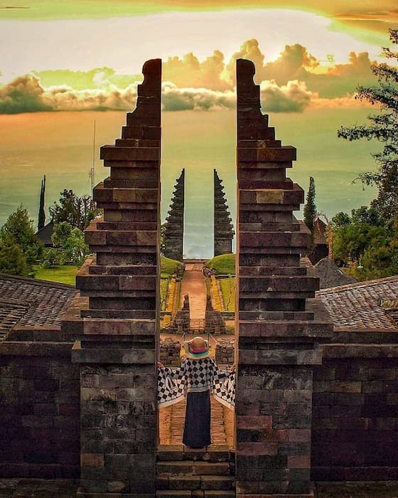 Candi Cetho, Karanganyar, 1. Grojogan Sewu Tawangmangu, 2. Pandawa Water World Solo Baru, 3. Taman Balekambang, 4. Keraton Surakarta, 5. Wisata Tugu Lilin di Solo , 6. Air Terjun Jumog, 7. Taman Sriwedari, 8. Kampoeng Batik Kauman, 9. Pasar Klewer, 10. Tempat Wisata di Solo – Museum Manusia Purba Sangiran, 11. Tempat Wisata di Solo – Pura Mangkunegaran, 12. Monumen Pers, 13. Galabo Solo, 14. Tempat Wisata di Solo – Kebun Binatang Taru Jurug, 15. Ngarsopuro Night Market Solo, 16. Alun-Alun Kidul Surakarta, 17. Tempat Wisata di Solo – Dalem Kalitan, 18. Tempat Wisata di Solo – Taman Cerdas, 19. Masjid Al-Wustho Mangkunegaran, 20. Bendungan Karet Tirtonadi, 21. The Heritage Palace, 22. Lokananta Recording Audio & Video Cassette, 23. Trans Studio Mini Solo, 24. Museum Batik Danar Hadi, 25. Loji Gandrung, 26. Museum Radya Pustaka, 27. Pasar Antik Triwindu, 28. Benteng Vastenburg Fort, 29. Agrowisata Amanah, Karanganyar, 30. Agrowisata Sondokoro, Karanganyar, 31. Bukit Hope, Karanganyar (Tutup), 32. Bumi Perkemahan Sekipan, Karanganyar, 33. Candi Cetho, Karanganyar, 34. Candi Sukuh, Karanganyar, 35. Edupark Intan Pari, Karanganyar, 36. Kebun Strawberry, Karanganyar, 37. Paralayang Segoro Gunung, Karanganyar, 38. Rumah Pohon Banyu Anyep (Tutup), 39. Taman Bintang Kemuning, Ngargoyoso, Karanganyar, 40. Telaga Madirda, Karanganyar, 41. Bukit Cumbri, Wonogiri, 42. Gantole Wonogiri, 43. Batu Seribu, Sukoharjo, 44. Bendungan Colo, Sukoharjo, 45. Gardu Pandang Bukit Batur Suroteleng, 46. Bukit Gancik, 47. Tretes Taman Tani (Tutup), 48. De Tjolomadoe, 49. Rumah Atsiri Indonesia, 50. Pantai Karang Payung, 51. Tumurun Private Museum, 52. River Moon Pusur, 53. Museum R Hamong Wardoyo, 54. Sepur Kluthuk Jaladara, 55. Koridor Singosaren, 56. Ndalem Gondosuli, 57. Grojogan Selondo, 58. Taman Hutan Rakyat Ngargoyoso, 59. Candi Plaosan, 60. Umbul Ponggok, 61. Umbul Cokro Tulung, 62. Omah Jungkir, 63. Telaga Biru, 64. Randubang, 65. Pasar Gede Hardjonagoro, 66. Solo Grand Mall, 67. Pusat Grosir Solo, 68. Taman Bunga Bono, Klaten, 69. Umbul Kapilaler, Klaten, 70. Bukit Gancik, Selo, Boyolali, 71. Lembah Gunung Madu, Boyolali, 72. Objek Wisata Tlatar, Boyolali, 73. Obyek Wisata Air Cokro, 74. Museum Samanhudi, 75. Air Terjun Parang Ijo, 76. Museum Keris, 77. Vihara Dhamma Sundara