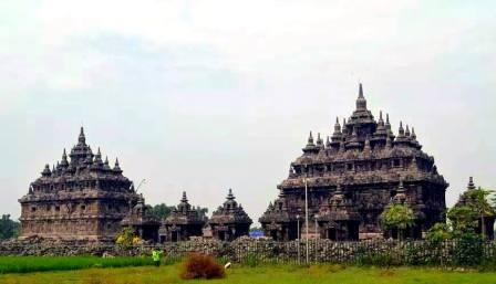 Candi Plaosan, 1. Tempat Wisata Sejarah Candi Prambanan Klaten, 2. Tempat Wisata Air Umbul Ponggok Klaten, 3. Obyek Wisata Mata Air Cokro Tulung Klaten, 4. River Boarding di Kali Pusur Klaten, 5. Obyek Wisata Air Umbul Jolotundo Klaten, 6. Obyek Wisata Air Lepen Kencana Klaten, 7. Objek Wisata Air Umbul Kapilaler Klaten, 8. Wahana Liburan Galuh Tirto Nirmolo Klaten, 9. Tempat Wisata Kuliner Warung Apung Rowo Jombor Klaten, 10. Tempat Wisata Sejarah Candi Merak Klaten, 11. Wisata Museum Gula Gondang Winangoen Klaten, 12. Wisata Budaya Perajin tanduk kerbau Keprabon Klaten, 13. Tempat Wisata Alam Puncak Clongop Klaten, 14. Tempat Wisata Sejarah Candi Lumbung Klaten, 15. Tempat Wisata Sejarah Candi Sewu Klaten, 16. Ziarah ke Makam Sunan Pandanaran Klaten, 17. Candi Plaosan, 18. Taman Lampion Klaten, 19. Deles Indah, 20. Pemandian Lumban Tirto, 21. Umbul Manten, 22. Candi Sojiwan, 23. Umbul Tirto Mulyono dan Tirto Mulyani, 24. Hutan Kota Gergunung, 25. Candi Bubrah, 26. Candi Gana, 27. Kebun Rambutan Desa Tulung, 28. Bukit Sidoguro, 29. Bukit Petung, 30. Taman 1000 Pelangi, 31. Gunung Watu Prahu, 32. Agrowisata Bonsai, 33. Taman Kamboja Klaten, 34. Umbul Nilo, 35. Umbul Gedaren, 36. Embung Tirto Mulyo, 37. Curug Indah Tegalrejo, 38. Sendang Gemuling, 39. Wisata Kali Talang, 40. Taman Bunga Kebon Asri, 41. Bukit Cinta Klaten