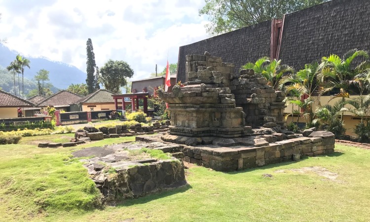 Candi Songgoriti, 1. Wisata Pantai Batu Bengkung Malang, 2. Wisata Batu Night Spectacular (BNS) Malang, 3. Wisata Jatim Park 1, 4. Wahana Wisata Jatim Park 2 Malang, 5. Alun-alun kota Malang, 6. Wisata Petik Apel Malang, 7. Masjid Tiban Malang, 8. Wisata Alam Air Terjun Coban Rondo Malang, 9. Wahana Wisata Eco Green Park Malang, 10. Wisata Museum Angkut Malang, 11. Wisata Pulau Sempu Malang, 12. Wisata Pantai Balekambang Malang, 13. Objek Wisata Bendungan Karangkates Malang, 14. Wahana Wisata Wendit Water Park Malang, 15. Tempat wisata Alam Selecta Malang, 16. Objek Wisata Agrowisata Wonosari Malang, 17. Wahana Wisata Taman Rekreasi Sengkaling Malang, 18. Wisata Kuliner dan Edukasi di Inggil Museum Resto Malang, 19. Wisata Alam Menikmati Kecantikan Alam Ala Omah kayu Malang, 20. Objek Wisata Uji Adrenalin Wisata Paralayang Malang, 21. Wisata Alam 7 Air Terjun Sumber Pitu Malang, 22. Berwisata Menikmati Keperawanan Pantai Sipelot Malang, 23. Tempat Wisata Edukasi Museum Kesehatan Jiwa Malang, 24. Wisata Alam Sumber Air Krabyakan Malang, 25. Wisata Pantai Ngliyep nan Indah di Malang, 26. Wisata Sejarah di Museum D’Topeng Malang, 27. Objek Wisata Panen Madu di Agro Tawon Rimba Raya Malang, 28. Wisata Sejarah Gerbong Maut di Museum Brawijaya Malang, 29. Wisata Edukasi Museum Malang Tempo Doeloe, 30. Objek Wisata Pemandian Air Panas Cangar Batu Malang, 31. Objek Wisata Secret zoo Kebun Binatang Batu Malang, 32. Tempat Wisata Kuliner Es Krim Legendaris di Toko Oen Malang, 33. Mata Air Sumber Sirah, 34. Coban Nirwana atau Coban Mbok Karimah, 35. Pemandian Kalireco Lawang, 36. Teluk Bidadari, 37. Banyu Anjlok, 38. Wisata Tubing Wringinanom, 39. Coban Tundo, 40. Pantai Kedung Celeng, 41. Air Terjun Coban Pelangi, 42. Gua Lo Bangi, 43. Ndayung Rafting, 44. Waduk Selorejo Malang, 45. Pantai Tiga Warna Malang, 46. Teluk Kletekan Malang, 47. Pantai Lenggoksono Malang, 48. Pantai Bajul Mati Malang, 49. Jawa Timur Park 3, 50. Kampung Warna Warni Jodipan, 51. Candi Badut, 51. Sumber Jenon, 52. Wisata Pujon Kidul, 53. Pantai Sendang Biru, 54. Hawai Waterpark, 55. Pura Luhur Giri Arjuno, 56. Museum Tubuh, 57. Kusuma Waterpark, 58. Candi Songgoriti, 59. Taman Singha Merjosari, 60. Taman Kelinci, 61. Candi Singosari, 62. Pura Luhur Giri Arjuno, 63. Masjid Agung Malang, 64. Masjid Annur Batu, 65. Coban Rais, 66. River Tubing di Sungai Amprong, 67. Sumber Maron, 68. Coban Jahe, 69. Coban Talun, 70. Coban Parang Tejo, 71. Coban Gintung, 72. Coban Sewu, 73. Coban Putri, 74. Rafting Kaliwatu, 75. Sumber Taman, 76. Bukit Bulu, 77. De Tjangkul Batu, 78. Taman Labirin Coban Rondo, 79. Bukit Binglis, 80. Bukit Cinta, 81. Bukit Bintang, 82. Bukit Teletubbies, 83. Bukit Asmoro, 84. Bukit Budug Asu, 85. Pantai Banyu Meneng, 86. Pantai Selok, 87. Pantai Sendiki, 88. Pantai Goa Cina, 89. Pantai Sendang Biru, 90. Pantai Watu Leter, 91. Pantai Wedi Awu, 92. Pantai Jonggring Saloko, 93. Pantai Wedi Putih, 94. Pantai Bangsong, 95. Pantai Teluk Asmoro, 96. Pantai Telok, 97. Pantai Parang Dowo, 98. Pantai Jolangkung, 99. Pantai Tomen