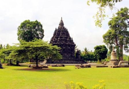 tempat wisata di Klaten, 1. Tempat Wisata Sejarah Candi Prambanan Klaten, 2. Tempat Wisata Air Umbul Ponggok Klaten, 3. Obyek Wisata Mata Air Cokro Tulung Klaten, 4. River Boarding di Kali Pusur Klaten, 5. Obyek Wisata Air Umbul Jolotundo Klaten, 6. Obyek Wisata Air Lepen Kencana Klaten, 7. Objek Wisata Air Umbul Kapilaler Klaten, 8. Wahana Liburan Galuh Tirto Nirmolo Klaten, 9. Tempat Wisata Kuliner Warung Apung Rowo Jombor Klaten, 10. Tempat Wisata Sejarah Candi Merak Klaten, 11. Wisata Museum Gula Gondang Winangoen Klaten, 12. Wisata Budaya Perajin tanduk kerbau Keprabon Klaten, 13. Tempat Wisata Alam Puncak Clongop Klaten, 14. Tempat Wisata Sejarah Candi Lumbung Klaten, 15. Tempat Wisata Sejarah Candi Sewu Klaten, 16. Ziarah ke Makam Sunan Pandanaran Klaten, 17. Candi Plaosan, 18. Taman Lampion Klaten, 19. Deles Indah, 20. Pemandian Lumban Tirto, 21. Umbul Manten, 22. Candi Sojiwan, 23. Umbul Tirto Mulyono dan Tirto Mulyani, 24. Hutan Kota Gergunung, 25. Candi Bubrah, 26. Candi Gana, 27. Kebun Rambutan Desa Tulung, 28. Bukit Sidoguro, 29. Bukit Petung, 30. Taman 1000 Pelangi, 31. Gunung Watu Prahu, 32. Agrowisata Bonsai, 33. Taman Kamboja Klaten, 34. Umbul Nilo, 35. Umbul Gedaren, 36. Embung Tirto Mulyo, 37. Curug Indah Tegalrejo, 38. Sendang Gemuling, 39. Wisata Kali Talang, 40. Taman Bunga Kebon Asri, 41. Bukit Cinta Klaten