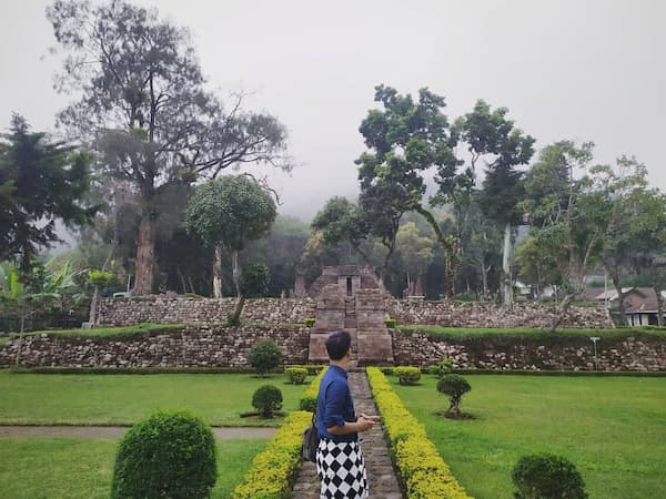 Candi Sukuh, Karanganyar, 1. Grojogan Sewu Tawangmangu, 2. Pandawa Water World Solo Baru, 3. Taman Balekambang, 4. Keraton Surakarta, 5. Wisata Tugu Lilin di Solo , 6. Air Terjun Jumog, 7. Taman Sriwedari, 8. Kampoeng Batik Kauman, 9. Pasar Klewer, 10. Tempat Wisata di Solo – Museum Manusia Purba Sangiran, 11. Tempat Wisata di Solo – Pura Mangkunegaran, 12. Monumen Pers, 13. Galabo Solo, 14. Tempat Wisata di Solo – Kebun Binatang Taru Jurug, 15. Ngarsopuro Night Market Solo, 16. Alun-Alun Kidul Surakarta, 17. Tempat Wisata di Solo – Dalem Kalitan, 18. Tempat Wisata di Solo – Taman Cerdas, 19. Masjid Al-Wustho Mangkunegaran, 20. Bendungan Karet Tirtonadi, 21. The Heritage Palace, 22. Lokananta Recording Audio & Video Cassette, 23. Trans Studio Mini Solo, 24. Museum Batik Danar Hadi, 25. Loji Gandrung, 26. Museum Radya Pustaka, 27. Pasar Antik Triwindu, 28. Benteng Vastenburg Fort, 29. Agrowisata Amanah, Karanganyar, 30. Agrowisata Sondokoro, Karanganyar, 31. Bukit Hope, Karanganyar (Tutup), 32. Bumi Perkemahan Sekipan, Karanganyar, 33. Candi Cetho, Karanganyar, 34. Candi Sukuh, Karanganyar, 35. Edupark Intan Pari, Karanganyar, 36. Kebun Strawberry, Karanganyar, 37. Paralayang Segoro Gunung, Karanganyar, 38. Rumah Pohon Banyu Anyep (Tutup), 39. Taman Bintang Kemuning, Ngargoyoso, Karanganyar, 40. Telaga Madirda, Karanganyar, 41. Bukit Cumbri, Wonogiri, 42. Gantole Wonogiri, 43. Batu Seribu, Sukoharjo, 44. Bendungan Colo, Sukoharjo, 45. Gardu Pandang Bukit Batur Suroteleng, 46. Bukit Gancik, 47. Tretes Taman Tani (Tutup), 48. De Tjolomadoe, 49. Rumah Atsiri Indonesia, 50. Pantai Karang Payung, 51. Tumurun Private Museum, 52. River Moon Pusur, 53. Museum R Hamong Wardoyo, 54. Sepur Kluthuk Jaladara, 55. Koridor Singosaren, 56. Ndalem Gondosuli, 57. Grojogan Selondo, 58. Taman Hutan Rakyat Ngargoyoso, 59. Candi Plaosan, 60. Umbul Ponggok, 61. Umbul Cokro Tulung, 62. Omah Jungkir, 63. Telaga Biru, 64. Randubang, 65. Pasar Gede Hardjonagoro, 66. Solo Grand Mall, 67. Pusat Grosir Solo, 68. Taman Bunga Bono, Klaten, 69. Umbul Kapilaler, Klaten, 70. Bukit Gancik, Selo, Boyolali, 71. Lembah Gunung Madu, Boyolali, 72. Objek Wisata Tlatar, Boyolali, 73. Obyek Wisata Air Cokro, 74. Museum Samanhudi, 75. Air Terjun Parang Ijo, 76. Museum Keris, 77. Vihara Dhamma Sundara