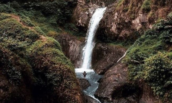 Curug Cikawung via IG @jelajah_garut, 1. Wisata Gunung Papandayan , 2. Wisata Gunung Cikuray , 3. Wisata Gunung Guntur , 4. Tempat Wisata Situ Bagendit di Garut , 5. Wisata Situ dan Candi Cangkuang , 6. Wisata Pemandian Air Panas Cipanas, 7. Wisata Pemandian Air Panas Darajat , 8. Wisata Kawah Putih Talaga Bodas , 9. Wisata Arung Jeram Sungai Cimanuk , 10. Wisata Tebing Alam Batu Tumpang , 11. Wisata Pantai Santolo , 12. Wisata Pantai Sayang Heulang , 13. Wisata Pantai Rancabuaya , 14. Tempat Wisata Taman Satwa Cikembulan di Garut , 15. Wisata Curug Citiis , 16. Wisata Curug Orok , 17. Pantai Puncak Guha di Garut, 18. Wisata Pantai Cijeruk Indah, 19. Wisata Pantai Karang Paranje, 20. Kampung Sampireun, 21. Sabda Alam Cipanas, 22. Kawah Darajat Garut, 23. Curug Cimandi Racun, 24. Curug Sang Hyang Taraje, 25. Kebun Mawar Situhapa Garut, 26. Kawah Kamojang, 27. Pantai Cicalobak, 28. Pantai Taman Manalusu, 29. Perkebunan Teh Dayeuh Manggung, 30. Kolam Air Panas Cikarees, 31. Bukit Pilar Angin, 32. Leuweung Oko D’Great, 33. Leuwi Tonjong, 34. Bukit Palahlar, 35. Bukit Nangklak, 36. Pusat Konservasi Elang Kamojang, 37. Curug Cikawung, 38. Curug Cibadak, 39. Batu Patapaan, 40. Gunung Piramida Sadahurip, 41. Curug Nyogong, 42. Leuwi Korsi, 43. Leuwi Jurig, 44. Leuwi Jubleg, 45. Bukit Teletubbies Pasir Pogor, 46. Karacak Valley, 47. Cilopang Adventure Camp, 48. Papandayan Leisure Park, 49. River Tubing Cikaengan, 50. Curug Batu Nyusun, 51. Curug Ciarjuna, 52. Hutan Mati Gunung Papandayan