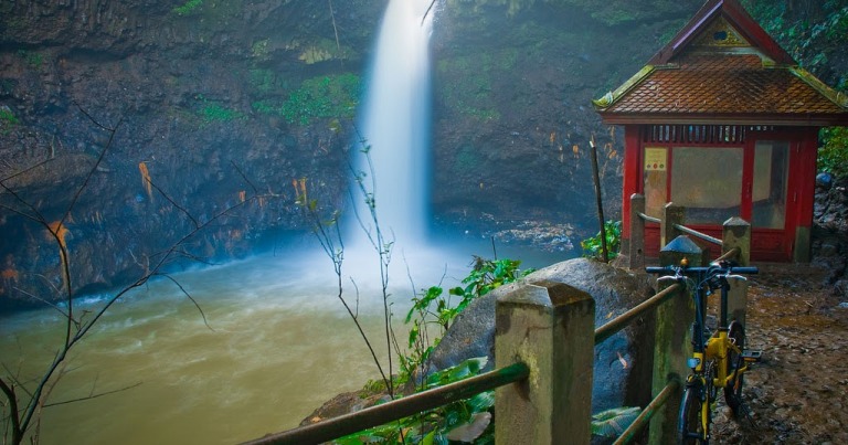 Curug Dago bandung, 1. Taman Cikapayang Dago, 2. Taman Hutan Raya Juanda, 3. Penangkaran Rusa, 4. Lawangwangi Creative Space, 5. Mercusuar Cafe &amp; Resto, 6. Bird &amp; Bromelia Pavilion, 7. Selasar Sunaryo Art Space, 8. WOT Batu, 9. Dago Dreampark, 10. Angkringan De Blank On, 11. Curug Dago, 12. Dago Tea House, Taman Budaya Jawa Barat, 13. Dago Bakery Punclut, 14. Jurnal Risa Coffee Dago, 15. Dago Pakar, 16. Bukit Moko, 17. Tebing Keraton, 18. Caringin Tilu, 19. The Valley Bistro Cafe, 20. Skyline Best View Resto, 21. Orbital Dago