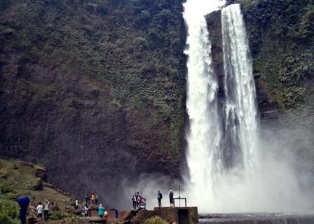 tempat wisata di Garut, 1. Wisata Gunung Papandayan , 2. Wisata Gunung Cikuray , 3. Wisata Gunung Guntur , 4. Tempat Wisata Situ Bagendit di Garut , 5. Wisata Situ dan Candi Cangkuang , 6. Wisata Pemandian Air Panas Cipanas, 7. Wisata Pemandian Air Panas Darajat , 8. Wisata Kawah Putih Talaga Bodas , 9. Wisata Arung Jeram Sungai Cimanuk , 10. Wisata Tebing Alam Batu Tumpang , 11. Wisata Pantai Santolo , 12. Wisata Pantai Sayang Heulang , 13. Wisata Pantai Rancabuaya , 14. Tempat Wisata Taman Satwa Cikembulan di Garut , 15. Wisata Curug Citiis , 16. Wisata Curug Orok , 17. Pantai Puncak Guha di Garut, 18. Wisata Pantai Cijeruk Indah, 19. Wisata Pantai Karang Paranje, 20. Kampung Sampireun, 21. Sabda Alam Cipanas, 22. Kawah Darajat Garut, 23. Curug Cimandi Racun, 24. Curug Sang Hyang Taraje, 25.  Kebun Mawar Situhapa Garut, 26. Kawah Kamojang, 27. Pantai Cicalobak, 28. Pantai Taman Manalusu, 29. Perkebunan Teh Dayeuh Manggung, 30. Kolam Air Panas Cikarees, 31. Bukit Pilar Angin, 32. Leuweung Oko D’Great, 33. Leuwi Tonjong, 34. Bukit Palahlar, 35. Bukit Nangklak, 36. Pusat Konservasi Elang Kamojang, 37. Curug Cikawung, 38. Curug Cibadak, 39. Batu Patapaan, 40. Gunung Piramida Sadahurip, 41. Curug Nyogong, 42. Leuwi Korsi, 43. Leuwi Jurig, 44. Leuwi Jubleg, 45. Bukit Teletubbies Pasir Pogor, 46. Karacak Valley, 47. Cilopang Adventure Camp, 48. Papandayan Leisure Park, 49. River Tubing Cikaengan, 50. Curug Batu Nyusun, 51. Curug Ciarjuna, 52. Hutan Mati Gunung Papandayan