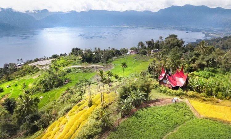 Danau Maninjau via Pegipegi