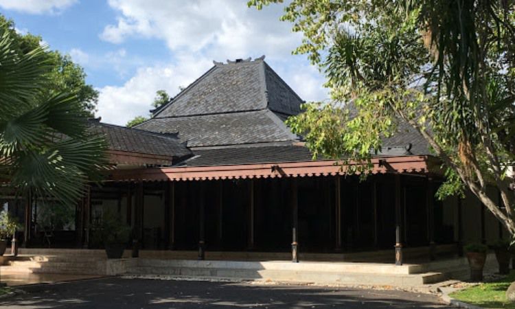 Dalem Kalitan via Google Mpas, 1. Grojogan Sewu Tawangmangu, 2. Pandawa Water World Solo Baru, 3. Taman Balekambang, 4. Keraton Surakarta, 5. Wisata Tugu Lilin di Solo , 6. Air Terjun Jumog, 7. Taman Sriwedari, 8. Kampoeng Batik Kauman, 9. Pasar Klewer, 10. Tempat Wisata di Solo – Museum Manusia Purba Sangiran, 11. Tempat Wisata di Solo – Pura Mangkunegaran, 12. Monumen Pers, 13. Galabo Solo, 14. Tempat Wisata di Solo – Kebun Binatang Taru Jurug, 15. Ngarsopuro Night Market Solo, 16. Alun-Alun Kidul Surakarta, 17. Tempat Wisata di Solo – Dalem Kalitan, 18. Tempat Wisata di Solo – Taman Cerdas, 19. Masjid Al-Wustho Mangkunegaran, 20. Bendungan Karet Tirtonadi, 21. The Heritage Palace, 22. Lokananta Recording Audio & Video Cassette, 23. Trans Studio Mini Solo, 24. Museum Batik Danar Hadi, 25. Loji Gandrung, 26. Museum Radya Pustaka, 27. Pasar Antik Triwindu, 28. Benteng Vastenburg Fort, 29. Agrowisata Amanah, Karanganyar, 30. Agrowisata Sondokoro, Karanganyar, 31. Bukit Hope, Karanganyar (Tutup), 32. Bumi Perkemahan Sekipan, Karanganyar, 33. Candi Cetho, Karanganyar, 34. Candi Sukuh, Karanganyar, 35. Edupark Intan Pari, Karanganyar, 36. Kebun Strawberry, Karanganyar, 37. Paralayang Segoro Gunung, Karanganyar, 38. Rumah Pohon Banyu Anyep (Tutup), 39. Taman Bintang Kemuning, Ngargoyoso, Karanganyar, 40. Telaga Madirda, Karanganyar, 41. Bukit Cumbri, Wonogiri, 42. Gantole Wonogiri, 43. Batu Seribu, Sukoharjo, 44. Bendungan Colo, Sukoharjo, 45. Gardu Pandang Bukit Batur Suroteleng, 46. Bukit Gancik, 47. Tretes Taman Tani (Tutup), 48. De Tjolomadoe, 49. Rumah Atsiri Indonesia, 50. Pantai Karang Payung, 51. Tumurun Private Museum, 52. River Moon Pusur, 53. Museum R Hamong Wardoyo, 54. Sepur Kluthuk Jaladara, 55. Koridor Singosaren, 56. Ndalem Gondosuli, 57. Grojogan Selondo, 58. Taman Hutan Rakyat Ngargoyoso, 59. Candi Plaosan, 60. Umbul Ponggok, 61. Umbul Cokro Tulung, 62. Omah Jungkir, 63. Telaga Biru, 64. Randubang, 65. Pasar Gede Hardjonagoro, 66. Solo Grand Mall, 67. Pusat Grosir Solo, 68. Taman Bunga Bono, Klaten, 69. Umbul Kapilaler, Klaten, 70. Bukit Gancik, Selo, Boyolali, 71. Lembah Gunung Madu, Boyolali, 72. Objek Wisata Tlatar, Boyolali, 73. Obyek Wisata Air Cokro, 74. Museum Samanhudi, 75. Air Terjun Parang Ijo, 76. Museum Keris, 77. Vihara Dhamma Sundara