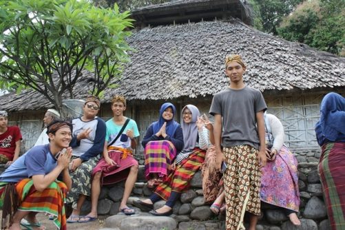 Desa Bayan Sasak via Travelercantik tempat wisata di Bali Tengah, 1. Pura Sakenan, 2. Museum Bali, 3. Taman Budaya Bali, 4. Monumen Bajra Sandhi, 5. Pura Tampak Siring, 6. Tegalalang, 7. D’Tukad River Club, 8. Pasar Seni Ubud, 9. Alas Harum Agrotourism, 10. Bali Strawberry Farm &amp; Restaurant, 11. Rumah Gemuk Bali, 12. Museum dan Galeri Seni Rudana, 13. Patung Bayi, 14. The Blanco Renaissance Museum, 15. Museum ARMA, 16. Museum Seni Neka, 17. Museum Subak, 18. Desa Petulu, 19. Desa Wisata Penglipuran, 20. Desa Coklat Bali, 21. Arung Jeram Sungai Ayung, 22. Pemandian Air Panas Yeh Panes Panatahan, 23. Pemandian Air Panas Angseri, 24. Air Terjun Suwat, 25. Air Terjun Kanto Lampo, 26. Air Terjun Blahmantung, 27. Danau Buyan, 28. Pura Ulun Danu, 29. Goa Gajah, 30. Istana Tampaksiring, 31. Pura Gunung Lebah, 32. Pura Malen, 33. Puri Saren Agung, 34. Pura Taman Saraswati, 35. Pura Tirta Empul, 36. Pura Gunung Kawi, 37. Hidden Canyon Beji Guwang, 38. Taman Kota Ciung Wanara Gianyar, 39. Taman Kota Lumintang, 40. Taman Nusa, 41. Elephant Safari Park, 42. Bali Bird Park, 43. Bali Zoo, 44. Terasering Jatiluwih, 45. Terasering Tegalalang, 46. Bukit Campuhan, 48. Pohon Kayu Putih Desa Bayan, 49. Taman Kupu-kupu, 50. Kebun Raya Bali, 51. The Blooms Garden, 52. Monkey Forest Ubud, 53. Alas Kedaton, 54. Tasta Zoo, 55. Air Terjun Tukad Cepung, 56. Air Terjun Nungnung, 57. Objek Wisata Sangeh, 58. Air Terjun Tegenungan