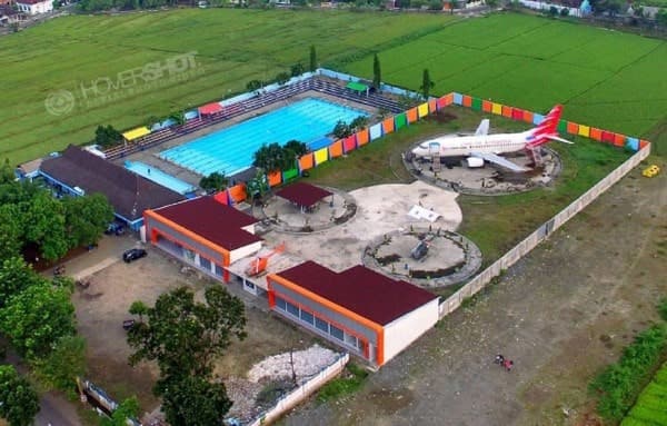 Edupark Intan Pari, Karanganyar, 1. Grojogan Sewu Tawangmangu, 2. Pandawa Water World Solo Baru, 3. Taman Balekambang, 4. Keraton Surakarta, 5. Wisata Tugu Lilin di Solo , 6. Air Terjun Jumog, 7. Taman Sriwedari, 8. Kampoeng Batik Kauman, 9. Pasar Klewer, 10. Tempat Wisata di Solo – Museum Manusia Purba Sangiran, 11. Tempat Wisata di Solo – Pura Mangkunegaran, 12. Monumen Pers, 13. Galabo Solo, 14. Tempat Wisata di Solo – Kebun Binatang Taru Jurug, 15. Ngarsopuro Night Market Solo, 16. Alun-Alun Kidul Surakarta, 17. Tempat Wisata di Solo – Dalem Kalitan, 18. Tempat Wisata di Solo – Taman Cerdas, 19. Masjid Al-Wustho Mangkunegaran, 20. Bendungan Karet Tirtonadi, 21. The Heritage Palace, 22. Lokananta Recording Audio & Video Cassette, 23. Trans Studio Mini Solo, 24. Museum Batik Danar Hadi, 25. Loji Gandrung, 26. Museum Radya Pustaka, 27. Pasar Antik Triwindu, 28. Benteng Vastenburg Fort, 29. Agrowisata Amanah, Karanganyar, 30. Agrowisata Sondokoro, Karanganyar, 31. Bukit Hope, Karanganyar (Tutup), 32. Bumi Perkemahan Sekipan, Karanganyar, 33. Candi Cetho, Karanganyar, 34. Candi Sukuh, Karanganyar, 35. Edupark Intan Pari, Karanganyar, 36. Kebun Strawberry, Karanganyar, 37. Paralayang Segoro Gunung, Karanganyar, 38. Rumah Pohon Banyu Anyep (Tutup), 39. Taman Bintang Kemuning, Ngargoyoso, Karanganyar, 40. Telaga Madirda, Karanganyar, 41. Bukit Cumbri, Wonogiri, 42. Gantole Wonogiri, 43. Batu Seribu, Sukoharjo, 44. Bendungan Colo, Sukoharjo, 45. Gardu Pandang Bukit Batur Suroteleng, 46. Bukit Gancik, 47. Tretes Taman Tani (Tutup), 48. De Tjolomadoe, 49. Rumah Atsiri Indonesia, 50. Pantai Karang Payung, 51. Tumurun Private Museum, 52. River Moon Pusur, 53. Museum R Hamong Wardoyo, 54. Sepur Kluthuk Jaladara, 55. Koridor Singosaren, 56. Ndalem Gondosuli, 57. Grojogan Selondo, 58. Taman Hutan Rakyat Ngargoyoso, 59. Candi Plaosan, 60. Umbul Ponggok, 61. Umbul Cokro Tulung, 62. Omah Jungkir, 63. Telaga Biru, 64. Randubang, 65. Pasar Gede Hardjonagoro, 66. Solo Grand Mall, 67. Pusat Grosir Solo, 68. Taman Bunga Bono, Klaten, 69. Umbul Kapilaler, Klaten, 70. Bukit Gancik, Selo, Boyolali, 71. Lembah Gunung Madu, Boyolali, 72. Objek Wisata Tlatar, Boyolali, 73. Obyek Wisata Air Cokro, 74. Museum Samanhudi, 75. Air Terjun Parang Ijo, 76. Museum Keris, 77. Vihara Dhamma Sundara