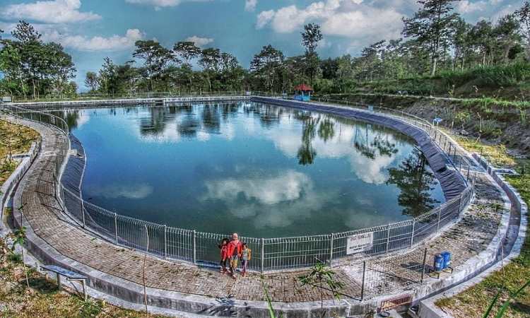 Embung Tirto Mulyo via Imstagram.com @pejalan.biasa, 1. Tempat Wisata Sejarah Candi Prambanan Klaten, 2. Tempat Wisata Air Umbul Ponggok Klaten, 3. Obyek Wisata Mata Air Cokro Tulung Klaten, 4. River Boarding di Kali Pusur Klaten, 5. Obyek Wisata Air Umbul Jolotundo Klaten, 6. Obyek Wisata Air Lepen Kencana Klaten, 7. Objek Wisata Air Umbul Kapilaler Klaten, 8. Wahana Liburan Galuh Tirto Nirmolo Klaten, 9. Tempat Wisata Kuliner Warung Apung Rowo Jombor Klaten, 10. Tempat Wisata Sejarah Candi Merak Klaten, 11. Wisata Museum Gula Gondang Winangoen Klaten, 12. Wisata Budaya Perajin tanduk kerbau Keprabon Klaten, 13. Tempat Wisata Alam Puncak Clongop Klaten, 14. Tempat Wisata Sejarah Candi Lumbung Klaten, 15. Tempat Wisata Sejarah Candi Sewu Klaten, 16. Ziarah ke Makam Sunan Pandanaran Klaten, 17. Candi Plaosan, 18. Taman Lampion Klaten, 19. Deles Indah, 20. Pemandian Lumban Tirto, 21. Umbul Manten, 22. Candi Sojiwan, 23. Umbul Tirto Mulyono dan Tirto Mulyani, 24. Hutan Kota Gergunung, 25. Candi Bubrah, 26. Candi Gana, 27. Kebun Rambutan Desa Tulung, 28. Bukit Sidoguro, 29. Bukit Petung, 30. Taman 1000 Pelangi, 31. Gunung Watu Prahu, 32. Agrowisata Bonsai, 33. Taman Kamboja Klaten, 34. Umbul Nilo, 35. Umbul Gedaren, 36. Embung Tirto Mulyo, 37. Curug Indah Tegalrejo, 38. Sendang Gemuling, 39. Wisata Kali Talang, 40. Taman Bunga Kebon Asri, 41. Bukit Cinta Klaten