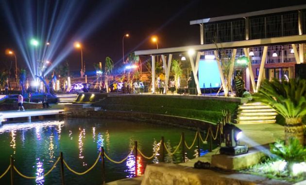 Food Junction Grand Pakuwon, 1. Wisata Monumen Pahlawan, 2. Wisata patung Buddha dengan Empat Wajah , 3. Wisata Jembatan Merah , 4. Wisata Monumen Kapal Selam di Surabaya, 5. Taman Harmoni Keputih, 6. Wisata Museum WR. Soepratman , 7. Wisata Kelenteng Hong Tiek Hian, 8. Wisata Jembatan Suramadu, 9. Wisata Rumah Batik, 10. Wisata Monumen Bambu Runcing , 11. Wisata Ciputra Waterpark (Tutup), 12. Wisata Kebun Binatang Surabaya , 13. Wisata Hutan Mangrove Wonorejo, 14. Wisata Pantai Kenjeran, 15. Wisata Pasar Bunga Bratang , 16. Wisata Masjid Nasional Al-Akbar di Surabaya, 17. Wisata Gereja Perawan Maria Tak Berdosa , 18. Wisata Taman Bungkul , 19. Wisata Taman Apsari , 20. Taman Dr. Soetomo (Taman Korea) , 21. Wisata Taman Mayangkara di Surabaya, 22. Wisata Taman Pelangi , 23. Wisata Taman Mundu , 24. Taman Buah Undaan di Surabaya, 25. Wisata Taman Prestasi di Surabaya, 26. Wisata House of Sampoerna , 27. Surabaya North Quay, 28. Taman Gantung Surabaya, 29. Monumen Suroboyo – Suroboyo Park, 30. Jembatan Biru Kenjeran Surabaya, 31. Food Junction Grand Pakuwon, 32. Skate & BMX Surabaya, 33. Waterpark Kenjeran – Ria Beach Kenjeran, 34. Arca Joko Dolog Surabaya, 35. Monumen Patung Gubernur Suryo, 36. Masjid Ampel Surabaya, 37. Perpustakaan Bank Indonesia, 38. Kebun Bibit Wonorejo, 39. Museum Kesehatan Dr. Adhyatma, 40. Jalan Kembang Jepun, 41. THR (Taman Hiburan Rakyat), 42. Masjid Muhammad Cheng Hoo, 43. Kebun Bibit Ngagel Jaya (Kebun Bibit Wonorejo 2), 44. Museum Surabaya (Gedung Siola), 45. Monumen Jalesveva Jayamahe, 45. Taman Kenjeran Surabaya, 46. Jalan Tunjungan Surabaya, 47. Kampung Bulak Surabaya, 48. Gereja Kepanjen, Surabaya, 49. Klenteng Sanggar Agung, 50. Taman Sakura Keputih, 51. Suroboyo Carnival Park (Tutup), 52. G Walk Surabaya, 53. Hutan Bambu Keputih, 54. De Mata Trick Eye Museum (Tutup), 55. Kebun Bibit Surabaya, 56. Taman Pertanian Terpadu Balas Klumprik, 57. Kota Tua Surabaya, 58. Taman Cahaya, 59. Surya Park