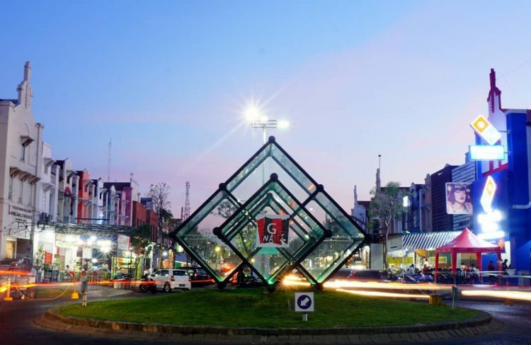 G Walk Surabaya via IG @gwalkcitraland, 1. Alun – Alun Surabaya, 2. G-Walk, 4. Patung Sura dan Baya, 5. Pasar Malam Kodam Brawijaya, 6. Taman Pelangi, 7. Jembatan Suramadu, 8. Surabaya North Quay, 9. Food Festival Pakuwon City, 10. Patung Suro Boyo Skate &amp; BMX Park, 11. Taman Apsari, 12. Taman Bungkul, 13. Monumen Bambu Runcing, 14. Taman Prestasi Surabaya, 15. House of Sampoerna (Tutup Sementara), 16. Danau Angsa Pakuwon City, 17. Taman Kunang Kunang, 18. Kota Tua Surabaya, 19. Taman Mundu – Taman 10 Nopember, 20. Wisata Perahu Kalimas, 21. Taman Mayangkara, 22. Taman Surya, 23. Kya Kya Surabaya, 24. Taman Persahabatan Korea, 25. Taman Hiburan Rakyat, 26. Taman AIS Nasution Surabaya, 27. Suroboyo Carnival Park (Tutup), 28. Taman Sejarah, 29. Pagoda Tian Ti, 30. Taman Lanjut Usia