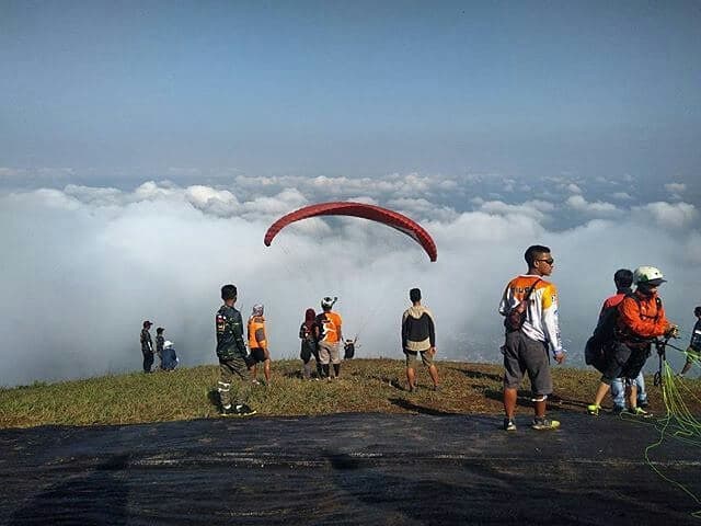 Gantole Wonogiri, 1. Grojogan Sewu Tawangmangu, 2. Pandawa Water World Solo Baru, 3. Taman Balekambang, 4. Keraton Surakarta, 5. Wisata Tugu Lilin di Solo , 6. Air Terjun Jumog, 7. Taman Sriwedari, 8. Kampoeng Batik Kauman, 9. Pasar Klewer, 10. Tempat Wisata di Solo – Museum Manusia Purba Sangiran, 11. Tempat Wisata di Solo – Pura Mangkunegaran, 12. Monumen Pers, 13. Galabo Solo, 14. Tempat Wisata di Solo – Kebun Binatang Taru Jurug, 15. Ngarsopuro Night Market Solo, 16. Alun-Alun Kidul Surakarta, 17. Tempat Wisata di Solo – Dalem Kalitan, 18. Tempat Wisata di Solo – Taman Cerdas, 19. Masjid Al-Wustho Mangkunegaran, 20. Bendungan Karet Tirtonadi, 21. The Heritage Palace, 22. Lokananta Recording Audio & Video Cassette, 23. Trans Studio Mini Solo, 24. Museum Batik Danar Hadi, 25. Loji Gandrung, 26. Museum Radya Pustaka, 27. Pasar Antik Triwindu, 28. Benteng Vastenburg Fort, 29. Agrowisata Amanah, Karanganyar, 30. Agrowisata Sondokoro, Karanganyar, 31. Bukit Hope, Karanganyar (Tutup), 32. Bumi Perkemahan Sekipan, Karanganyar, 33. Candi Cetho, Karanganyar, 34. Candi Sukuh, Karanganyar, 35. Edupark Intan Pari, Karanganyar, 36. Kebun Strawberry, Karanganyar, 37. Paralayang Segoro Gunung, Karanganyar, 38. Rumah Pohon Banyu Anyep (Tutup), 39. Taman Bintang Kemuning, Ngargoyoso, Karanganyar, 40. Telaga Madirda, Karanganyar, 41. Bukit Cumbri, Wonogiri, 42. Gantole Wonogiri, 43. Batu Seribu, Sukoharjo, 44. Bendungan Colo, Sukoharjo, 45. Gardu Pandang Bukit Batur Suroteleng, 46. Bukit Gancik, 47. Tretes Taman Tani (Tutup), 48. De Tjolomadoe, 49. Rumah Atsiri Indonesia, 50. Pantai Karang Payung, 51. Tumurun Private Museum, 52. River Moon Pusur, 53. Museum R Hamong Wardoyo, 54. Sepur Kluthuk Jaladara, 55. Koridor Singosaren, 56. Ndalem Gondosuli, 57. Grojogan Selondo, 58. Taman Hutan Rakyat Ngargoyoso, 59. Candi Plaosan, 60. Umbul Ponggok, 61. Umbul Cokro Tulung, 62. Omah Jungkir, 63. Telaga Biru, 64. Randubang, 65. Pasar Gede Hardjonagoro, 66. Solo Grand Mall, 67. Pusat Grosir Solo, 68. Taman Bunga Bono, Klaten, 69. Umbul Kapilaler, Klaten, 70. Bukit Gancik, Selo, Boyolali, 71. Lembah Gunung Madu, Boyolali, 72. Objek Wisata Tlatar, Boyolali, 73. Obyek Wisata Air Cokro, 74. Museum Samanhudi, 75. Air Terjun Parang Ijo, 76. Museum Keris, 77. Vihara Dhamma Sundara