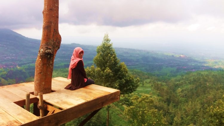 Gardu Pandang Bukit Batur Suroteleng, 1. Grojogan Sewu Tawangmangu, 2. Pandawa Water World Solo Baru, 3. Taman Balekambang, 4. Keraton Surakarta, 5. Wisata Tugu Lilin di Solo , 6. Air Terjun Jumog, 7. Taman Sriwedari, 8. Kampoeng Batik Kauman, 9. Pasar Klewer, 10. Tempat Wisata di Solo – Museum Manusia Purba Sangiran, 11. Tempat Wisata di Solo – Pura Mangkunegaran, 12. Monumen Pers, 13. Galabo Solo, 14. Tempat Wisata di Solo – Kebun Binatang Taru Jurug, 15. Ngarsopuro Night Market Solo, 16. Alun-Alun Kidul Surakarta, 17. Tempat Wisata di Solo – Dalem Kalitan, 18. Tempat Wisata di Solo – Taman Cerdas, 19. Masjid Al-Wustho Mangkunegaran, 20. Bendungan Karet Tirtonadi, 21. The Heritage Palace, 22. Lokananta Recording Audio & Video Cassette, 23. Trans Studio Mini Solo, 24. Museum Batik Danar Hadi, 25. Loji Gandrung, 26. Museum Radya Pustaka, 27. Pasar Antik Triwindu, 28. Benteng Vastenburg Fort, 29. Agrowisata Amanah, Karanganyar, 30. Agrowisata Sondokoro, Karanganyar, 31. Bukit Hope, Karanganyar (Tutup), 32. Bumi Perkemahan Sekipan, Karanganyar, 33. Candi Cetho, Karanganyar, 34. Candi Sukuh, Karanganyar, 35. Edupark Intan Pari, Karanganyar, 36. Kebun Strawberry, Karanganyar, 37. Paralayang Segoro Gunung, Karanganyar, 38. Rumah Pohon Banyu Anyep (Tutup), 39. Taman Bintang Kemuning, Ngargoyoso, Karanganyar, 40. Telaga Madirda, Karanganyar, 41. Bukit Cumbri, Wonogiri, 42. Gantole Wonogiri, 43. Batu Seribu, Sukoharjo, 44. Bendungan Colo, Sukoharjo, 45. Gardu Pandang Bukit Batur Suroteleng, 46. Bukit Gancik, 47. Tretes Taman Tani (Tutup), 48. De Tjolomadoe, 49. Rumah Atsiri Indonesia, 50. Pantai Karang Payung, 51. Tumurun Private Museum, 52. River Moon Pusur, 53. Museum R Hamong Wardoyo, 54. Sepur Kluthuk Jaladara, 55. Koridor Singosaren, 56. Ndalem Gondosuli, 57. Grojogan Selondo, 58. Taman Hutan Rakyat Ngargoyoso, 59. Candi Plaosan, 60. Umbul Ponggok, 61. Umbul Cokro Tulung, 62. Omah Jungkir, 63. Telaga Biru, 64. Randubang, 65. Pasar Gede Hardjonagoro, 66. Solo Grand Mall, 67. Pusat Grosir Solo, 68. Taman Bunga Bono, Klaten, 69. Umbul Kapilaler, Klaten, 70. Bukit Gancik, Selo, Boyolali, 71. Lembah Gunung Madu, Boyolali, 72. Objek Wisata Tlatar, Boyolali, 73. Obyek Wisata Air Cokro, 74. Museum Samanhudi, 75. Air Terjun Parang Ijo, 76. Museum Keris, 77. Vihara Dhamma Sundara