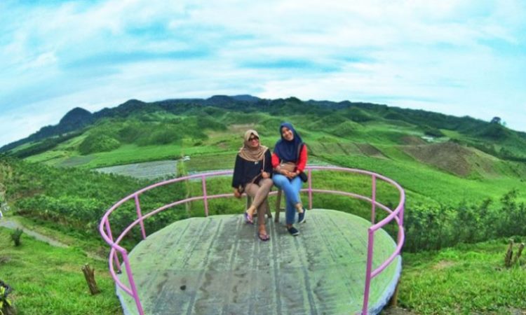 Gardu Pandang Perkebunan via Reresepan, 1. Kampung Coklat, 2. Taman Kebon Rojo, 3. Pantai Tambakrejo, 4. Pantai Pangi, 5. Perkebunan Teh Sirah Kencong, 6. Pantai Serang, 7. Blitar Park, 8. Petilasan Rambut Monte, 9. Candi Penataran, 10. Pantai Peh Pulo, 11. Goa Embultuk, 12. Candi Gambar Wetan, 13. Situs Arca Warak, 14. Candi Kotes, 15. Candi Sawentar, 16. Makam Bung Karno, 17. Istana Gebang, 18. Water Park Sumberudel, 19. Desa Wisata Semen, 20. Wisata Sejarah Monumen Trisula, 21. Penangkaran Rusa Maliran, 22. Agrowisata Karangsari Blitar, 23. Gunung Butak, 24. Pantai Gondo Mayit, 25. Air Terjun Coban Wilis, 26. Air Terjun Sirah Kencong, 27. Air Terjun Grenjeng, 28. Air Terjun Jurug Bening , 29. Objek Wisata Alam Pacuh, 30. Pantai Umbul Waru, 31. Curug dan Kedung Badrun, 32. Air Terjun Lawean, 33. Pantai Jolosutro, 34. Arung Jeram Soko Adventure Blitar, 35. Goa Maria Sendang Rejo, 36. Gardu Pandang Perkebunan Gambar, 37. Omah Djadoel, 38. Gunung Kelud, 39. Air Terjun Kedung Entong, 40.  Air Terjun Tirto Galuh, 41. Taman Jurug Goa Luweng Prodo, 42. Bukit Teletubies Blitar, 43. Hutan Pinus Gogoniti, 44. Kampung Afrika Blitar, 45. Gunung Butak, 46. Pantai Pasur, 47. Pantai Serit, 48. Monumen PETA, 49. Wisata Alam Paco, 50. Bendungan Serut, 51. Arca Gamprang, 52. Candi Simping, 53. Jurug Moncar, 54. Candi Mleri, 55. Candi Kalicilik, 56. Alun-alun Blitar, 57. Blitar Green Park, 58. Taman Pecut, 59. Fish Garden Blitar, 60. Kaloka Lodoyo, 61. Pemandian Sumur Amber Kandangan, 62. Bendungan Wlingi Raya, 63. Taman Idaman Hati Wlingi Blitar, 64. Villa Puncak Pesanggrahan Tambakrejo